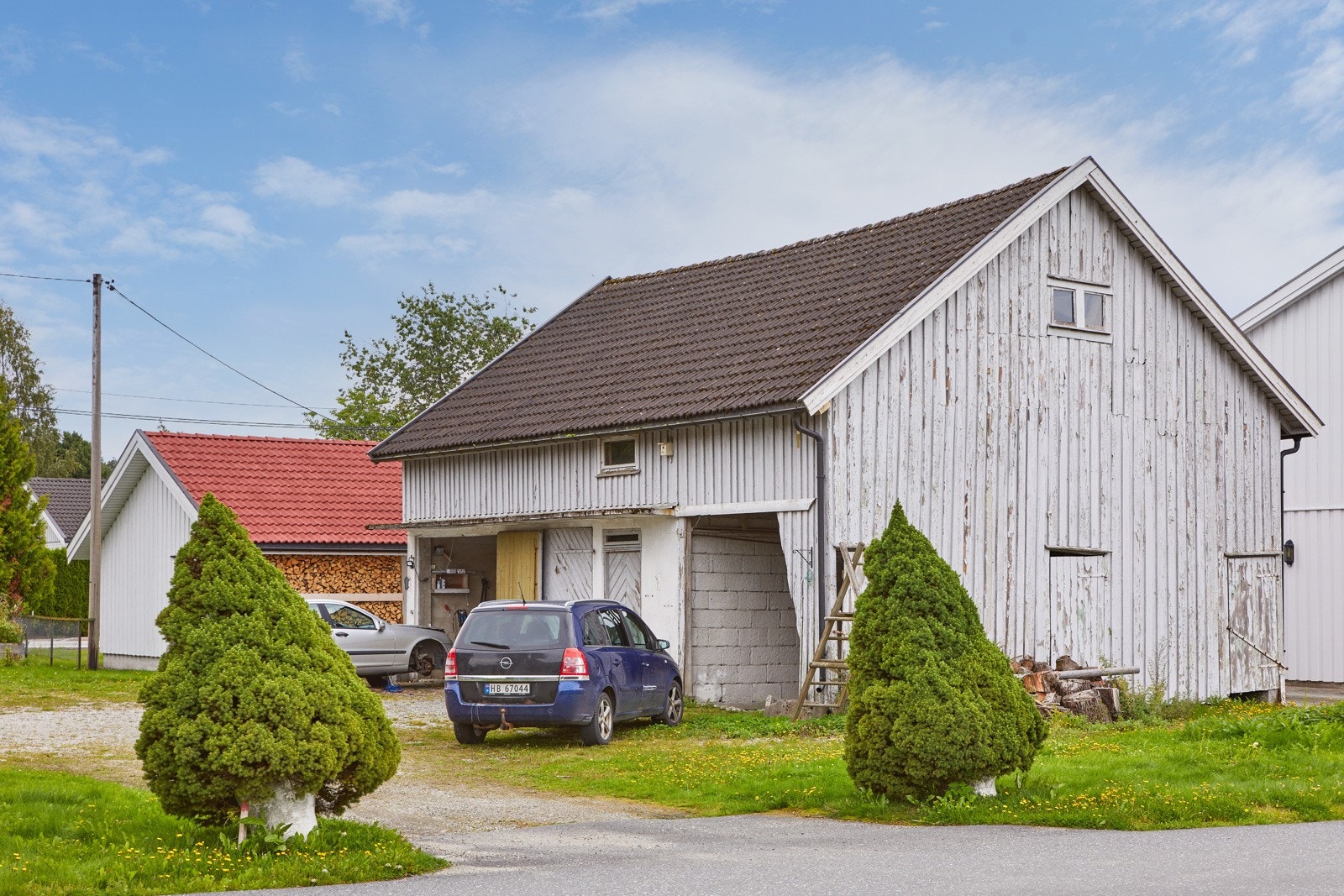 Vann- og avløpsledningene går fra kommunal grunn til tomten (uten å gå gjennom naboens tomt). Galleribilde
