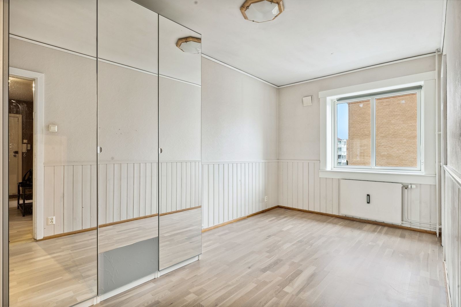Innbydende soverom med garderobeskap Galleribilde