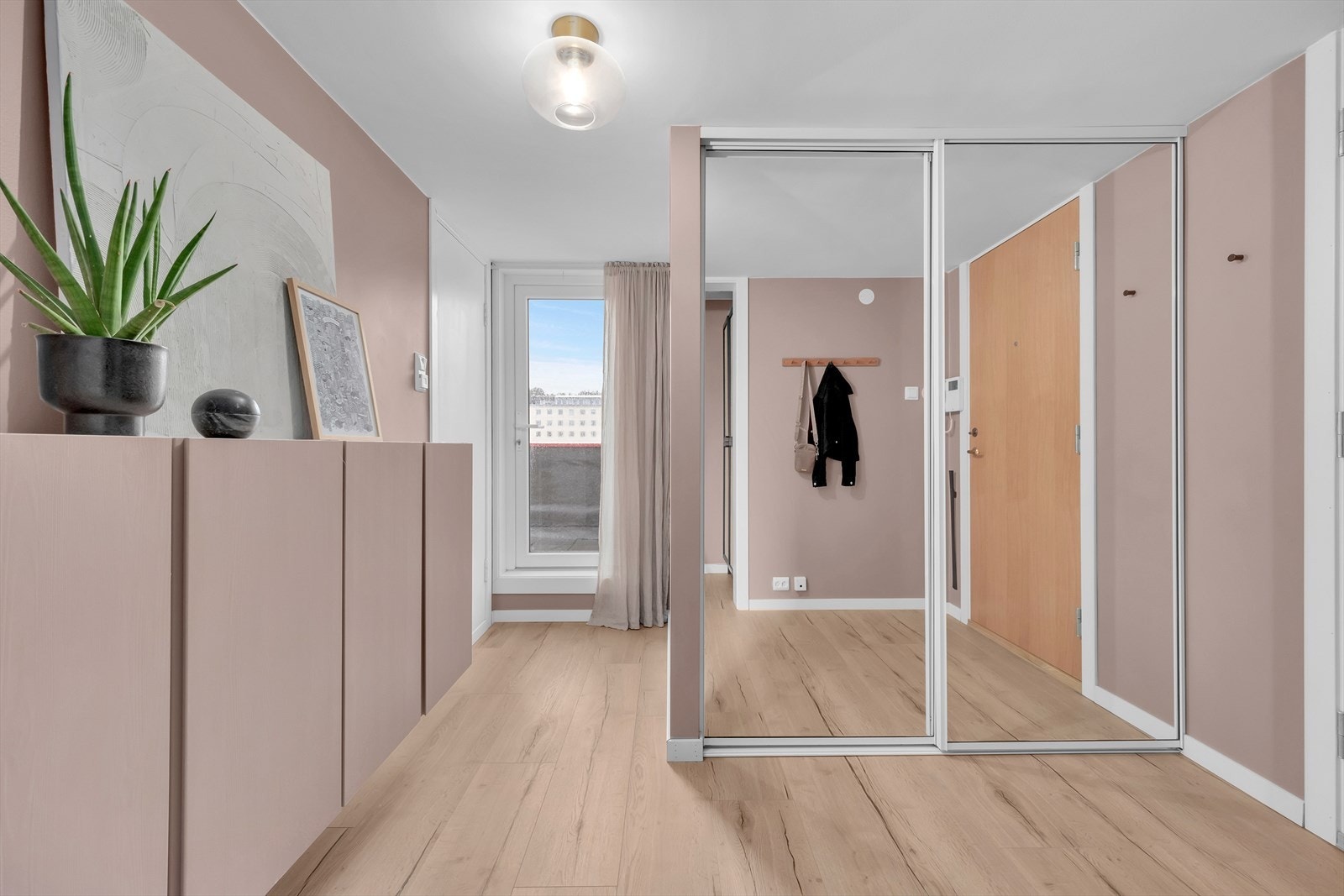 Veggmonterte skap malt i samme farge som veggen, noe som gir en sømløs og integrert utseende. Galleribilde