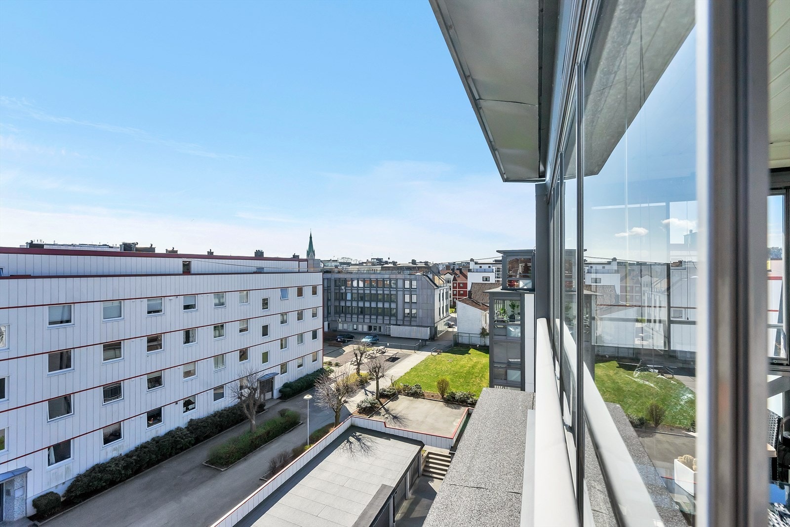 Fra balkongen kan ny nyte en luftig utsikt over nærområdet. Galleribilde