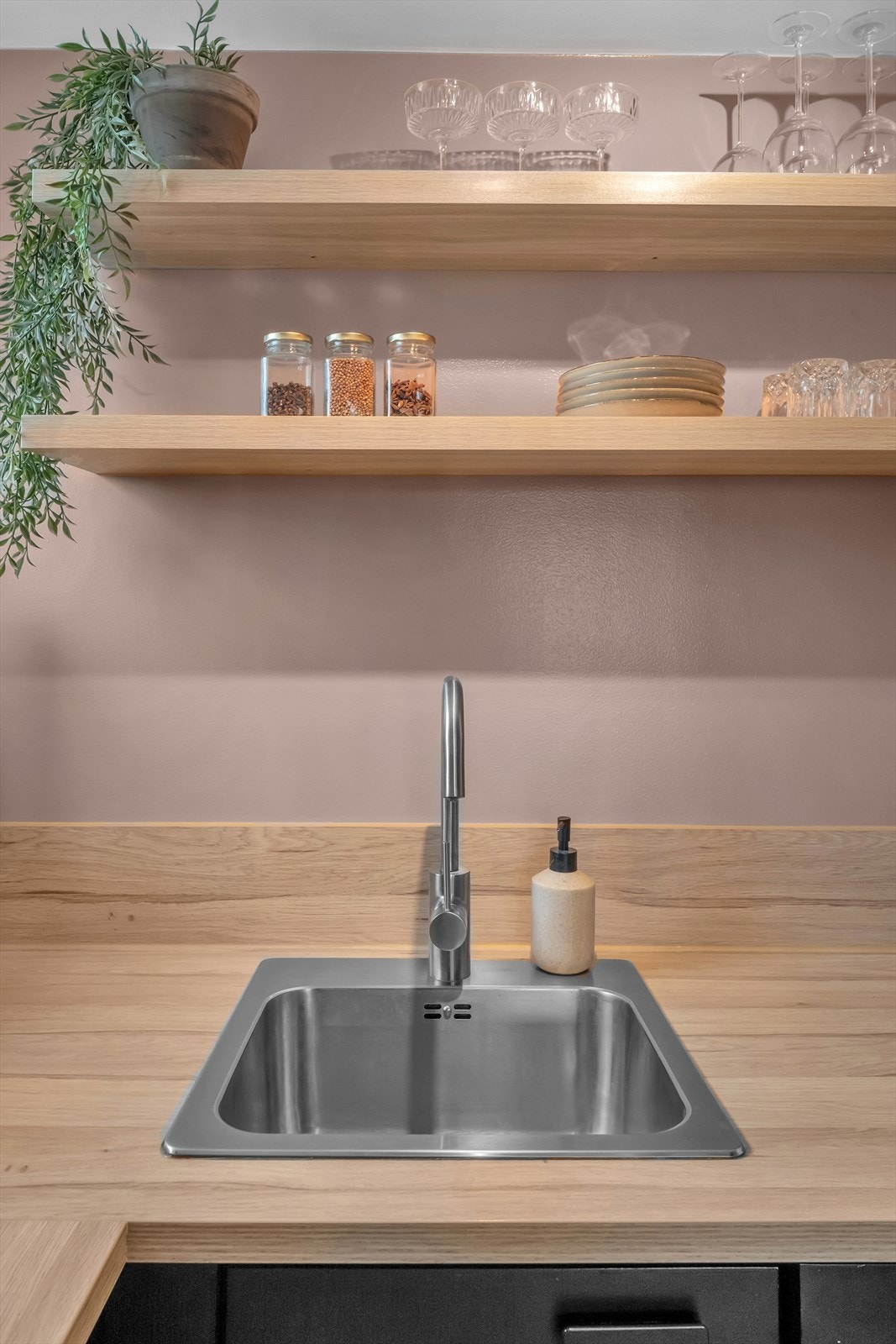 En nyere benkeplate fra IKEA er installert, sammen med en nyere vask og batteri, også fra IKEA. Galleribilde