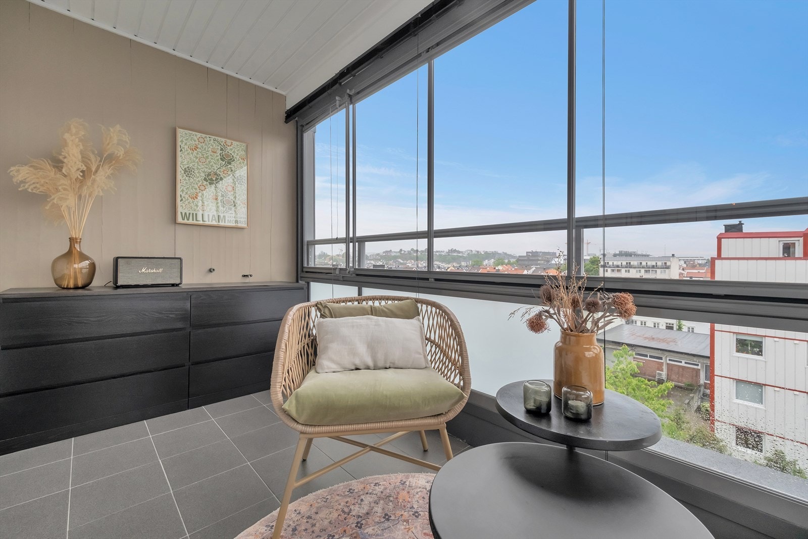 Vinduene på balkongen er det mulighet for å trekke til siden, og det er persienner på alle vinduer. Galleribilde