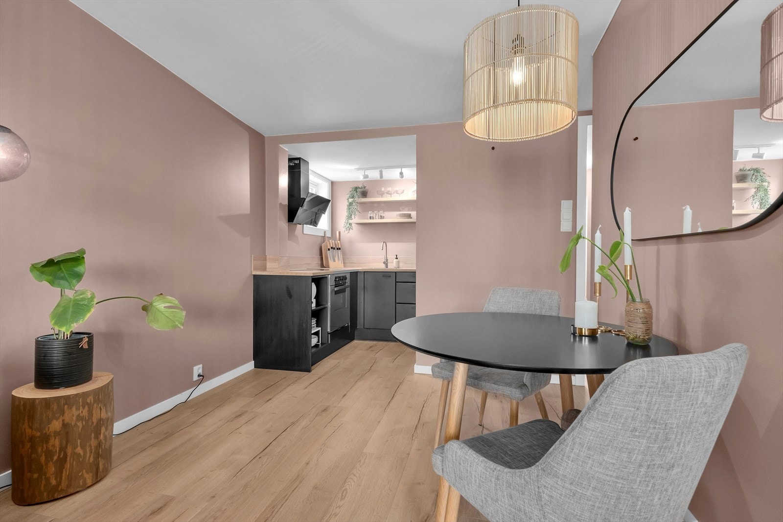 Kjøkkenet i leiligheten er designet i en åpen løsning mot stuen. Galleribilde