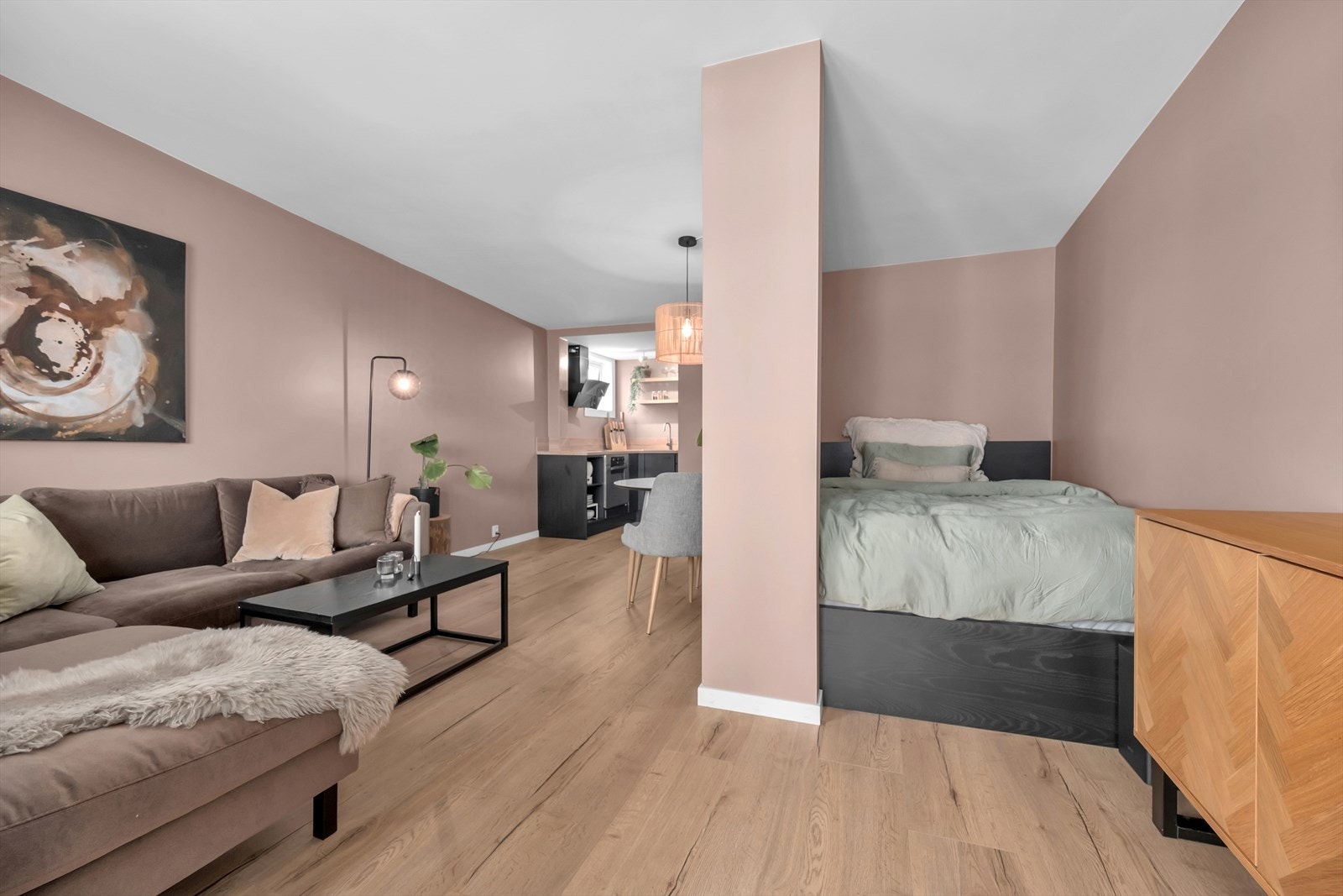 Del av stuen tilrettelagt for et sovealkove, noe som er en svært arealeffektiv løsning som maksimerer bruken av tilgjengelig plass. Galleribilde