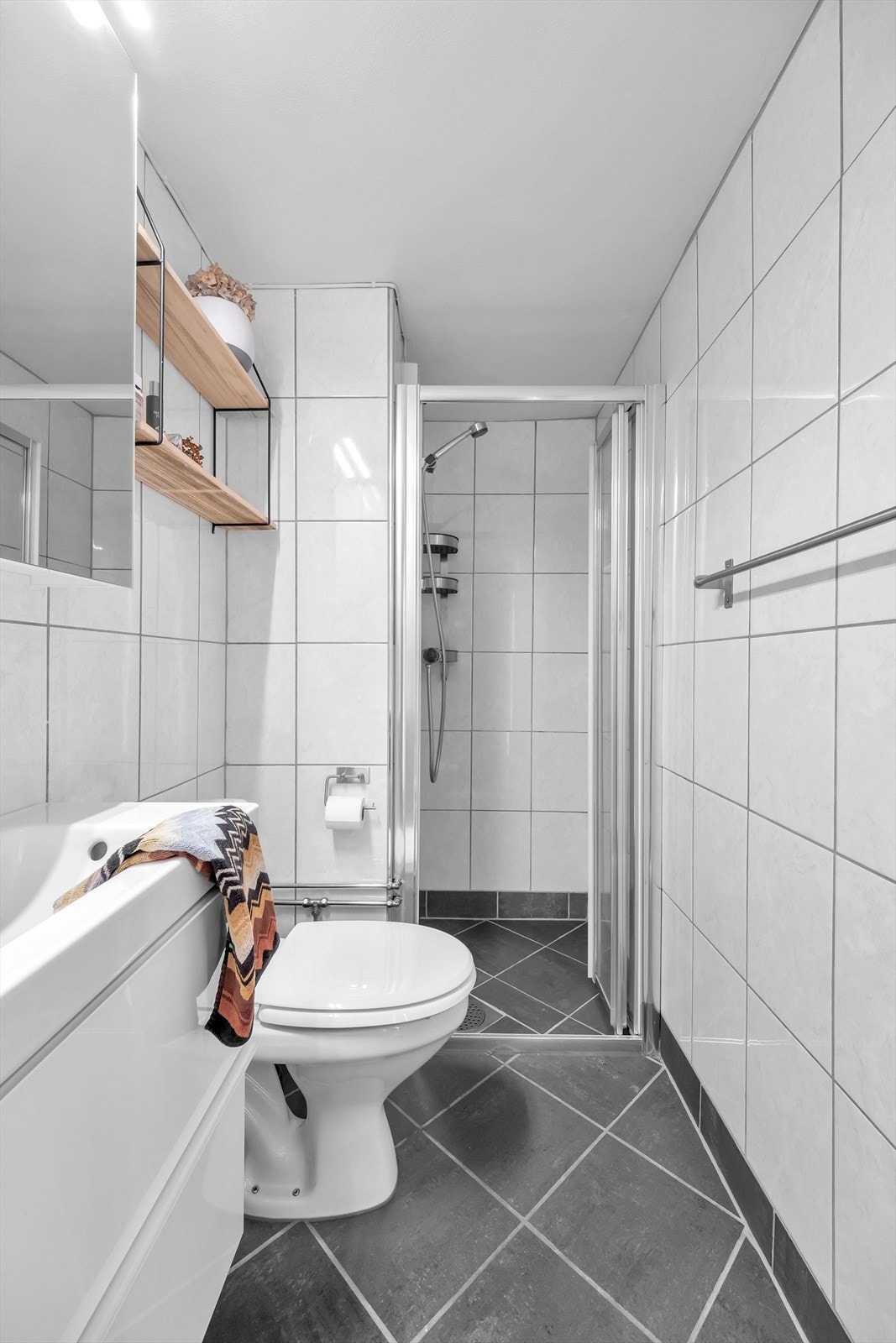 I 2019 ble vasken, servantbatteriet, servantskapet, speilskap med lampe installert samt at hyller ble montert over toalettet og inne i dusjen for ekstra lagringsplass. Galleribilde