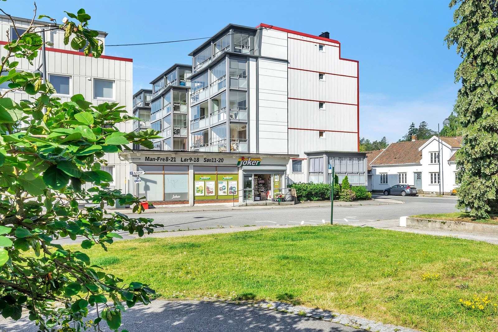 Lokalbutikk rett rundt hjørne som også har søndagsåpent, samt nærhet til alt byen har å by på, "rett rundt hjørnet". Galleribilde