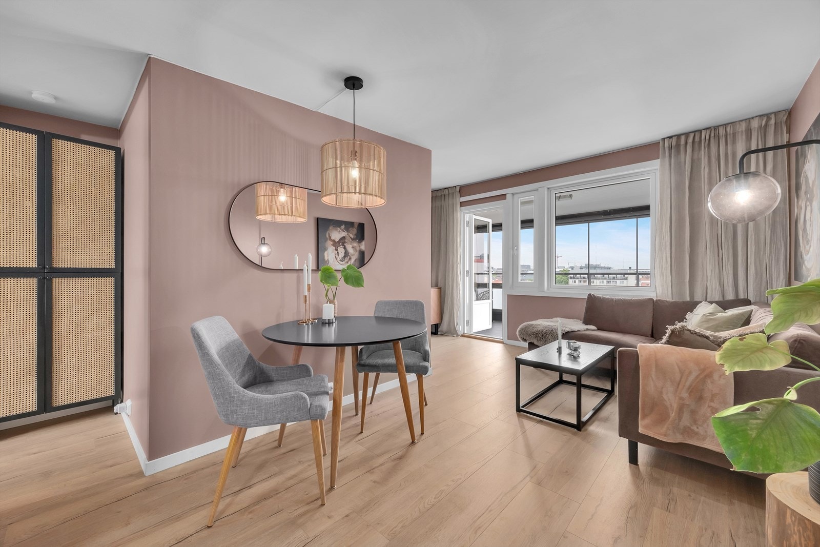 Gulvet i stuen, samt resten av leiligheten, er dekket med pen enstavs laminat (fra 2020) og veggene er helsparklet og moderne (fra 2020). Galleribilde