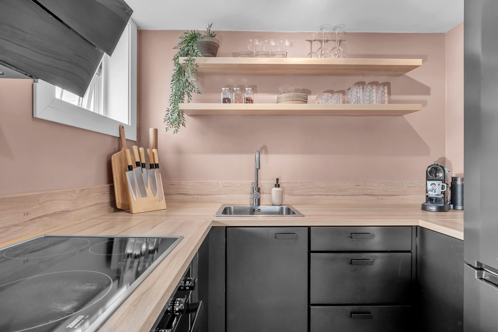 Skapfrontene har blitt nøye sparklet og malt for å gi en moderne og tilpasset estetikk. Galleribilde