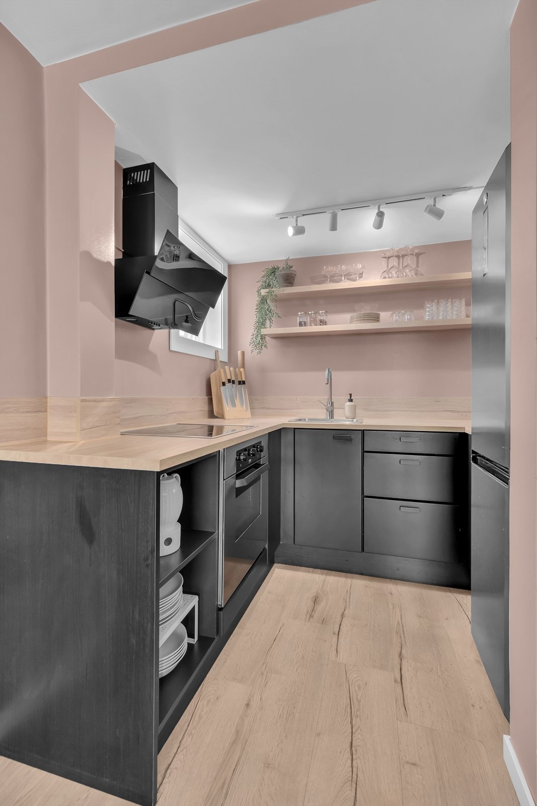 Stekeovn, kokeplate og kjøkkenvifte er inkludert i salget. Galleribilde