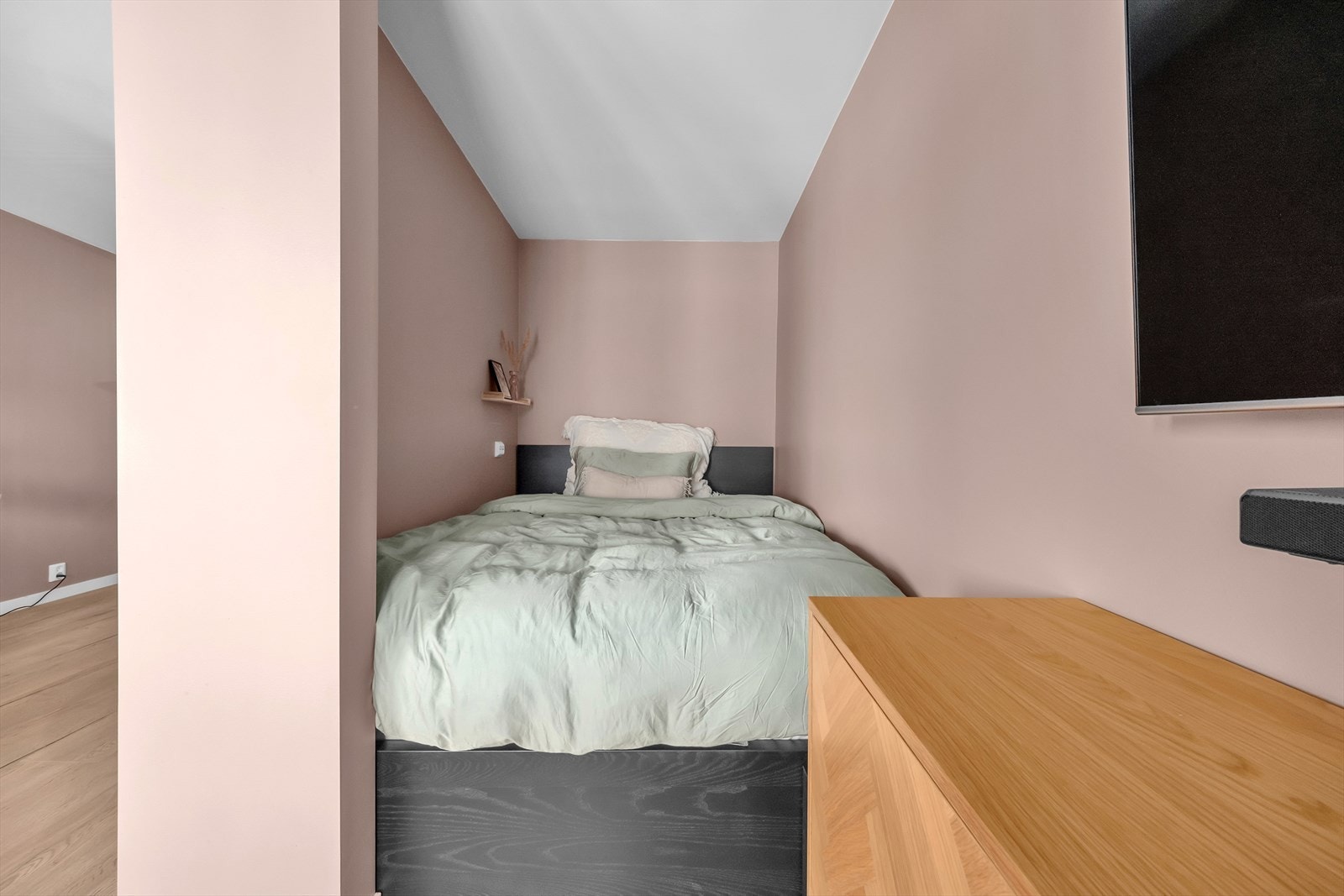 Sengen medfølger salget, denne kan løftes opp og du finner ytterligere lagringsmuligheter. Galleribilde