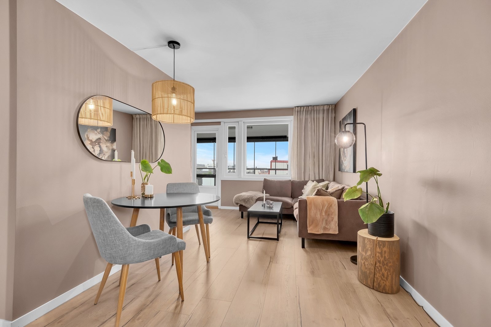 Stuen har en godt planlagt layout som enkelt rommer en sofagruppe og en spisegruppe. Galleribilde