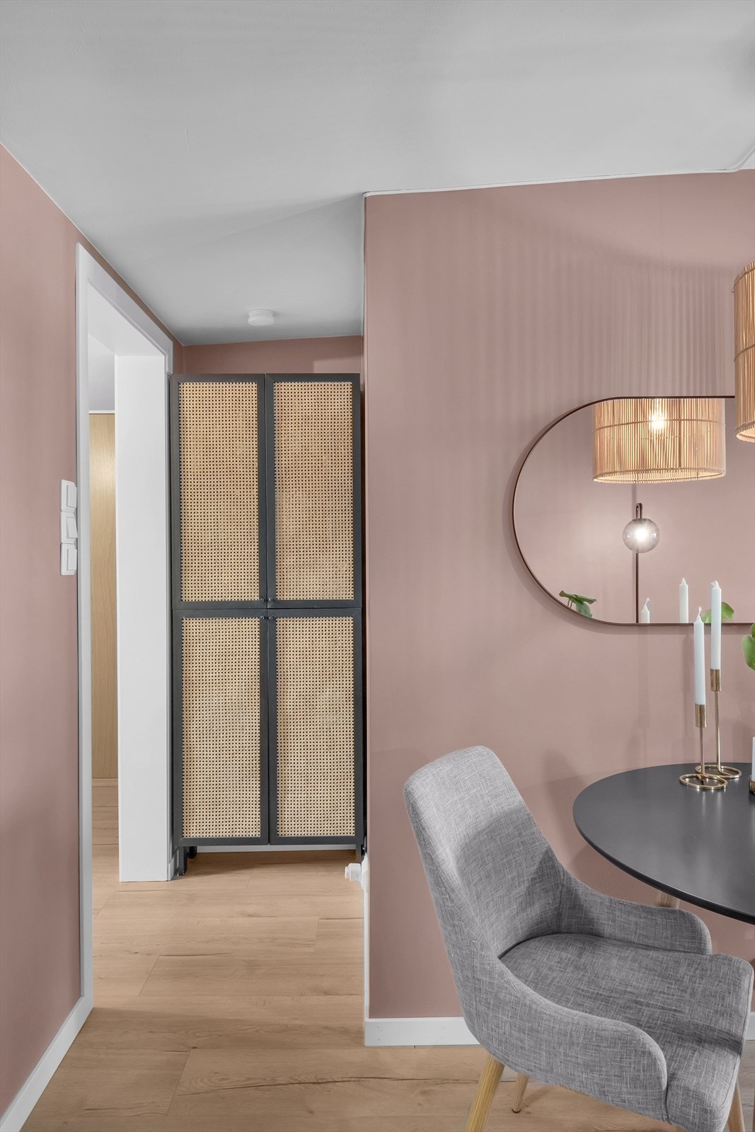 For å maksimere oppbevaringsmulighetene, er det installert et plassbygd skap nær overgangen mellom entréen og stuen. estetisk tiltalende fronter med moderne rottingdetaljer. Galleribilde