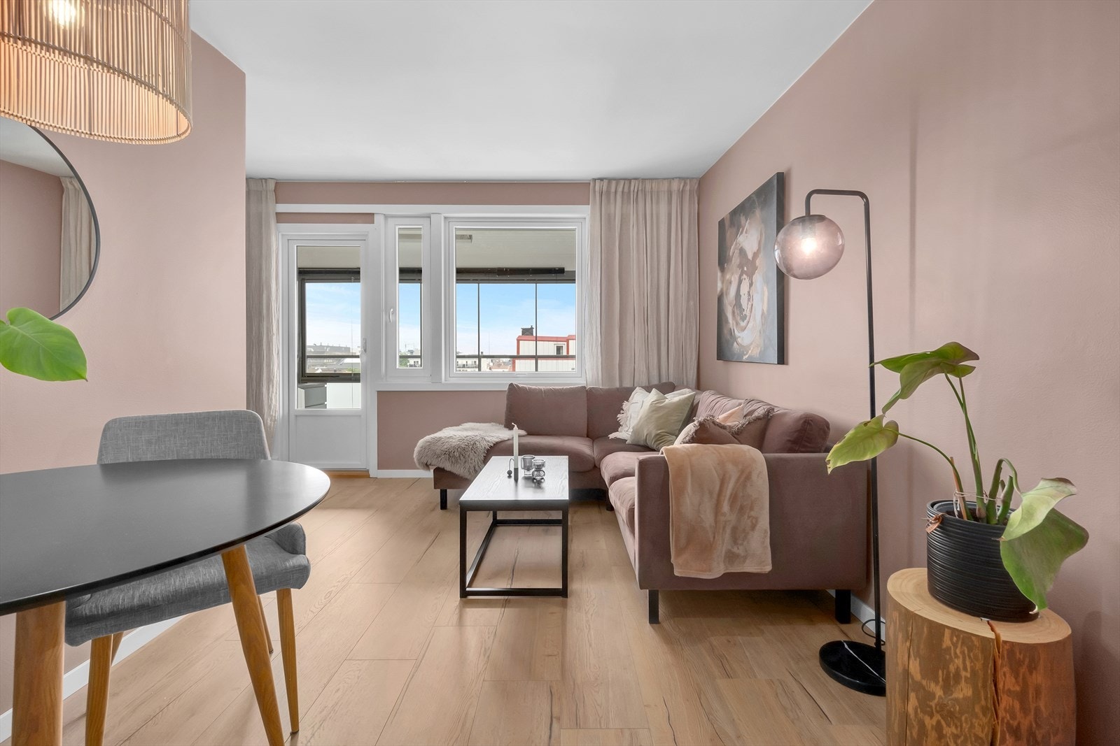 Fra stuen er det direkte adkomst til en herlig balkong. Galleribilde