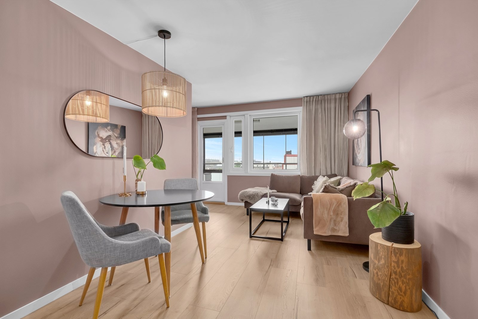 Med en gjennomtenkt fargepalett på veggene skaper den en moderne og innbydende atmosfære, perfekt for både avslapning og sosiale sammenkomster. Galleribilde