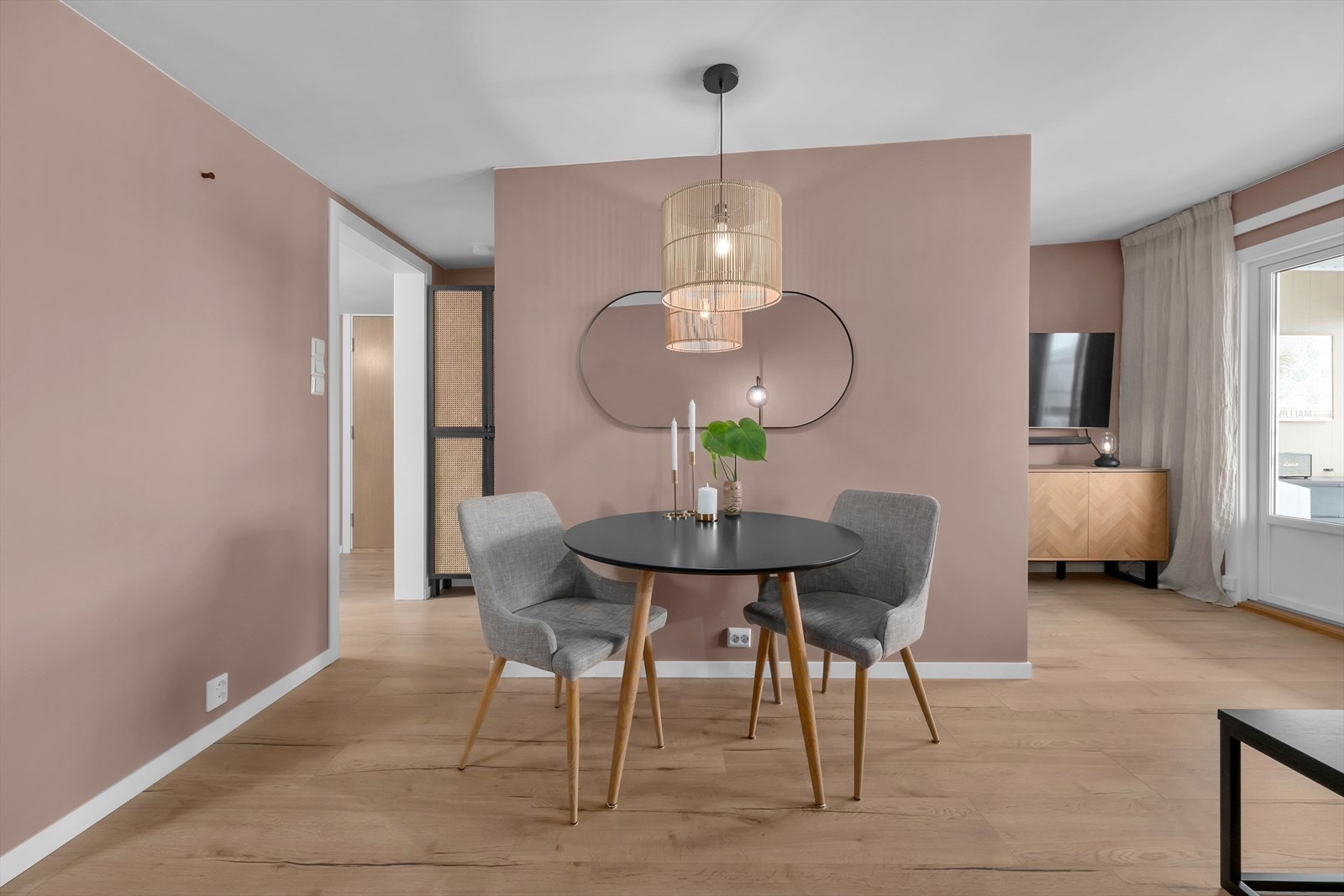 Stuen er utformet med en moderne og stilfull tilnærming. Galleribilde