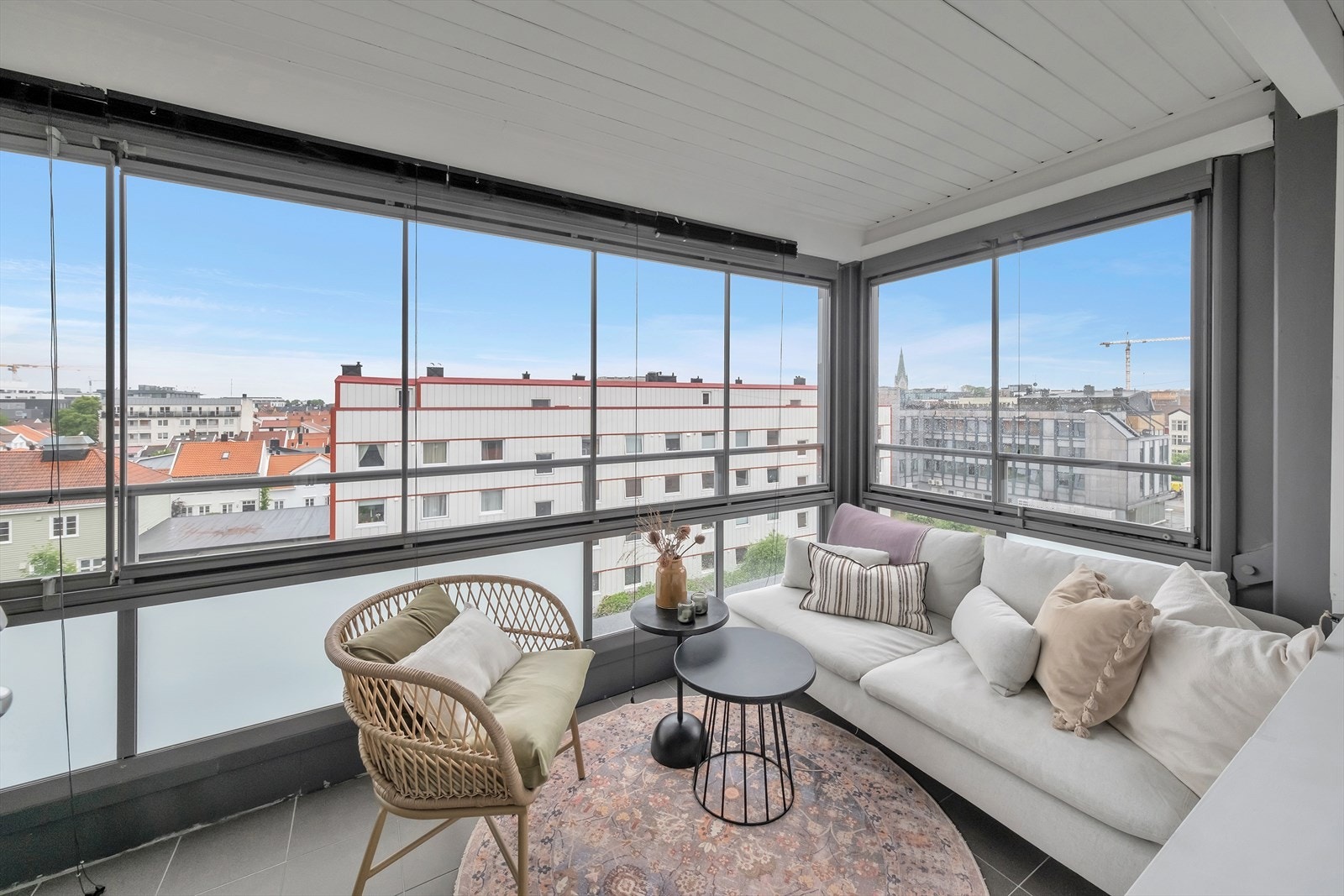 Balkongen vender mot en rolig bakgård, noe som gir et fredelig utsyn og en avslappet atmosfære, fri for støy og travelhet fra gaten. Galleribilde