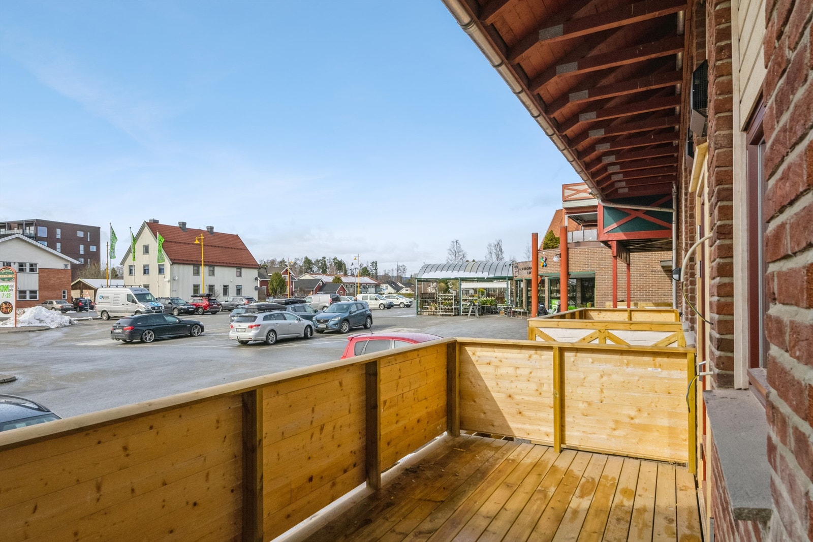 Det er parkering utenfor bygget. Galleribilde