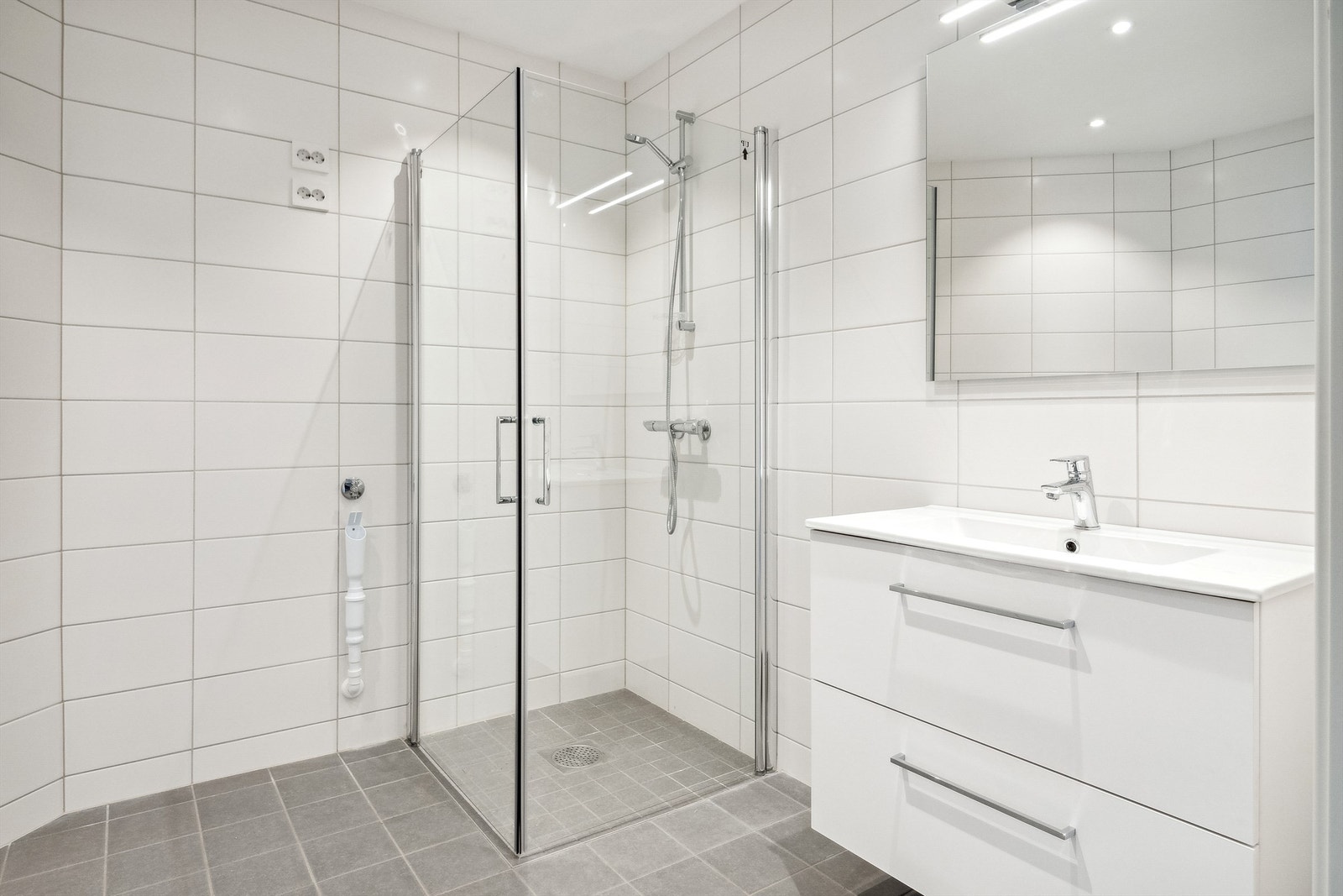 Badet er tidløst innredet og det er opplegg for vaskemaskin. Galleribilde