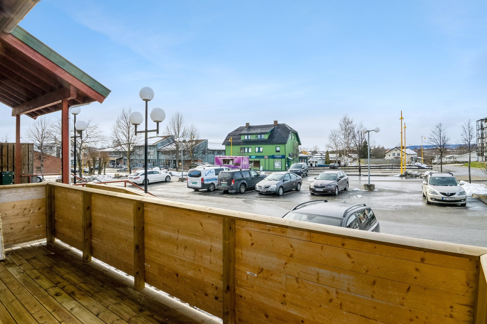 Terrasse som vender ut mot parkeringsplassen. Galleribilde
