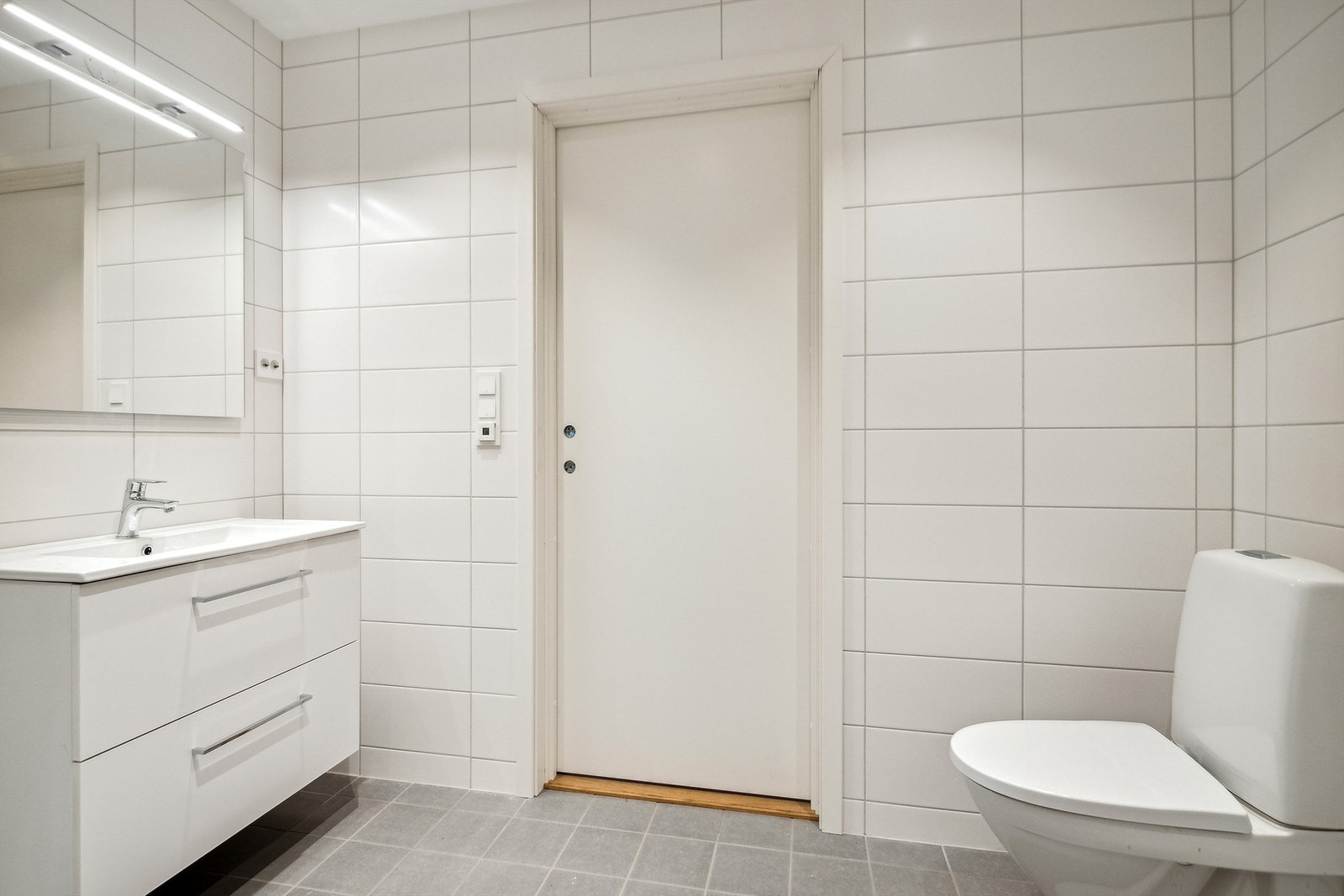 På badet er det elektriske varmekabler i gulvet. Øvrig oppvarming er via panelovner. Galleribilde