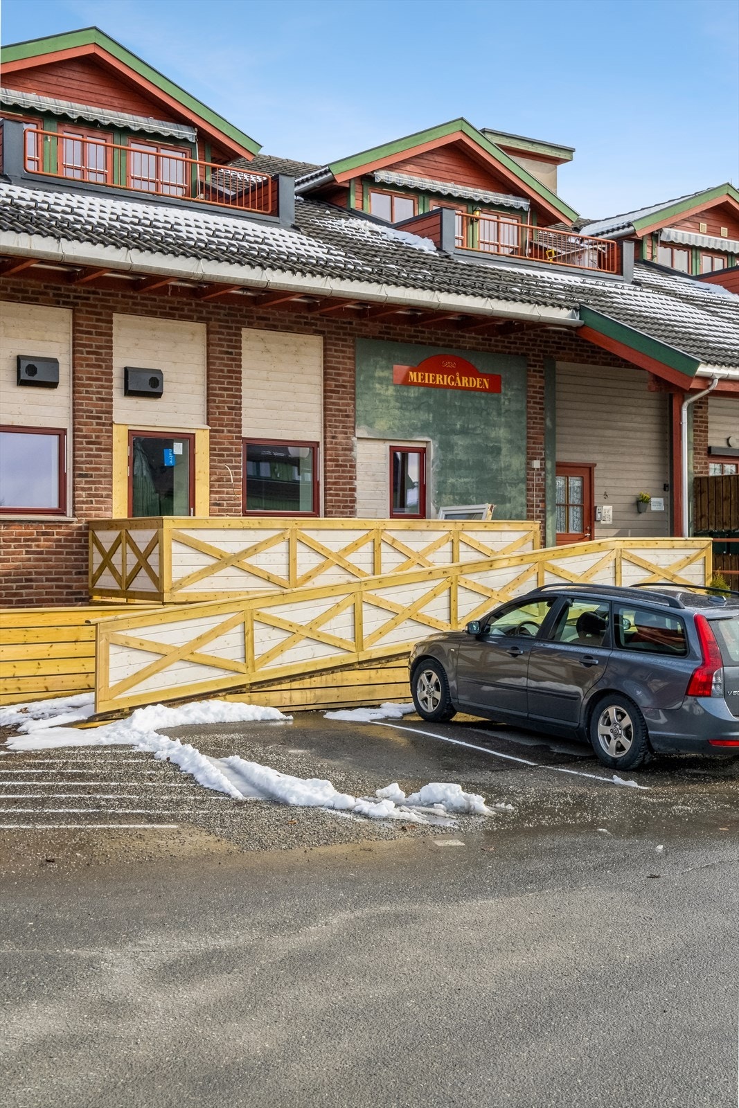 Leiligheten ligger i Meierigården, midt i Løten sentrum. Galleribilde