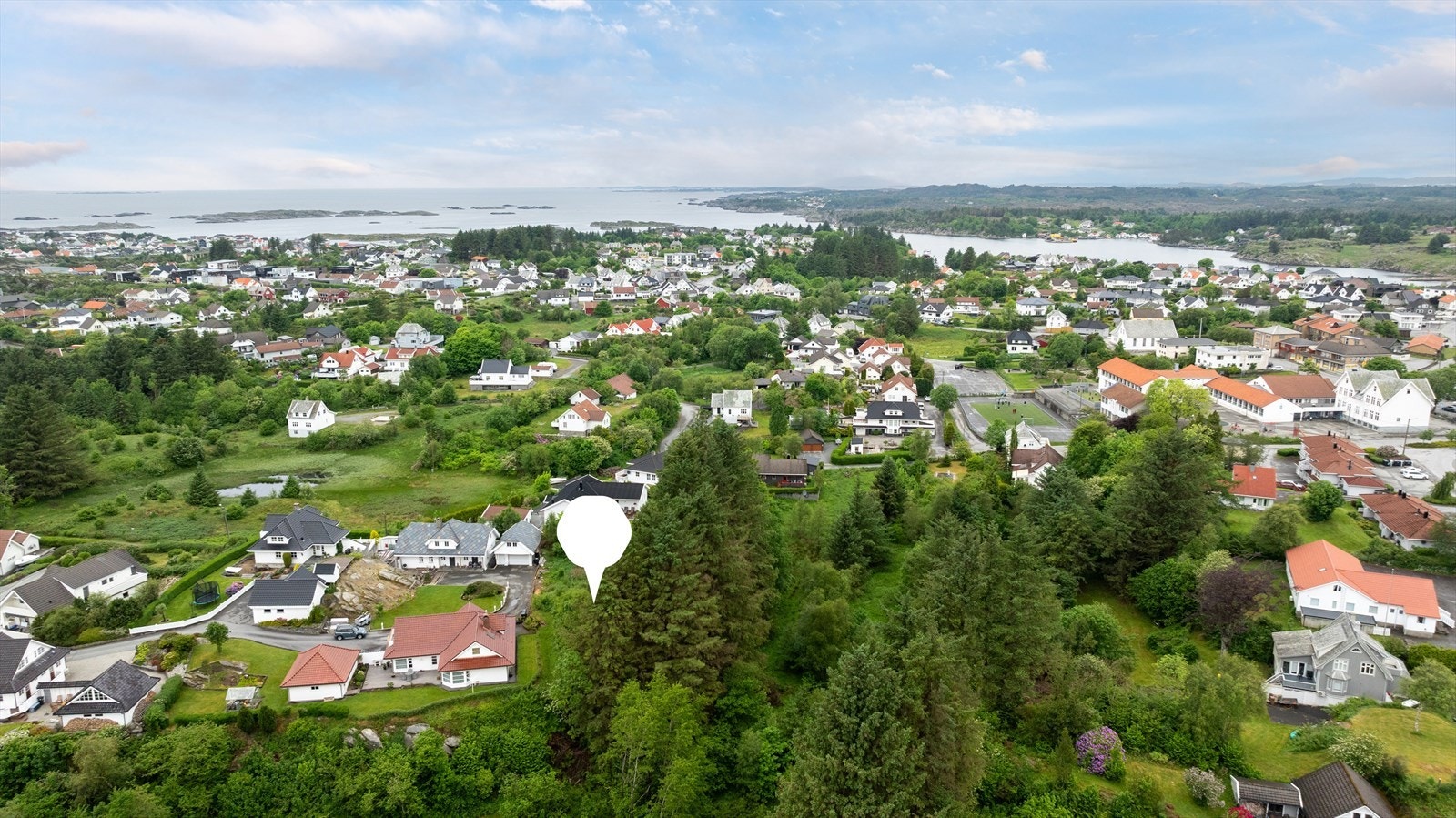 Tomten har en sentral, barnevennlig og attraktiv beliggenhet i Veavågen Galleribilde