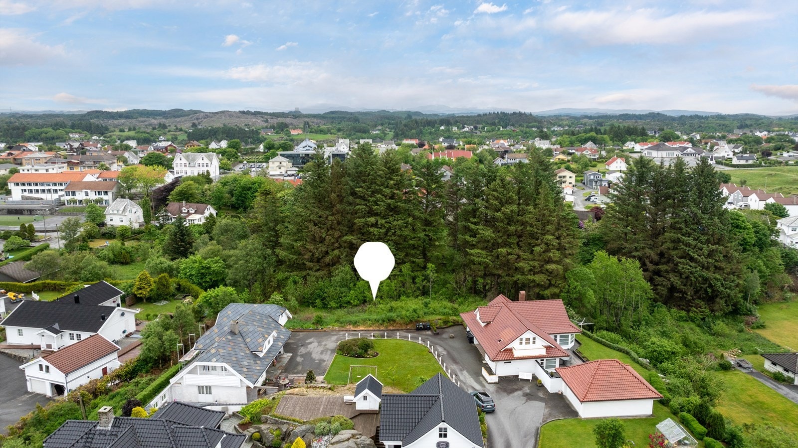 Tomten ligger fint til i ende av blindvei Galleribilde