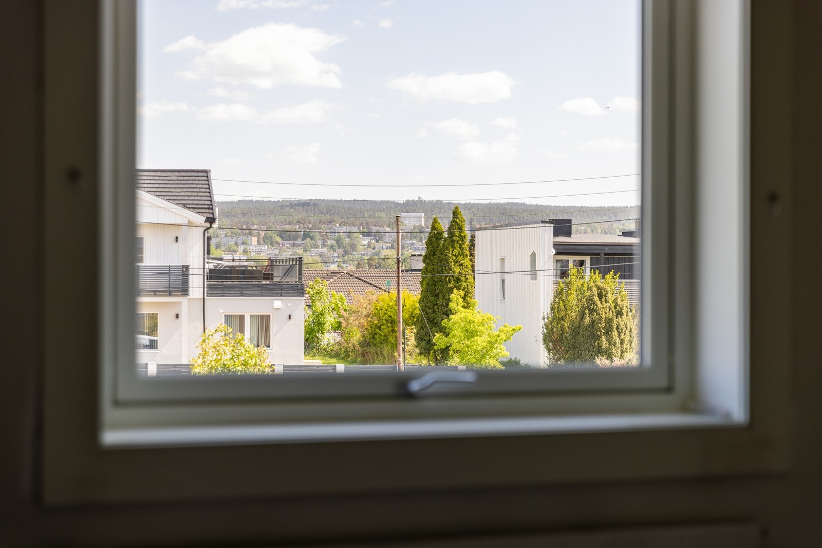 Den store vindusflaten slipper inn fint lys og åpner opp for utsikten, samtidig som det ikke er noe innsyn. Galleribilde