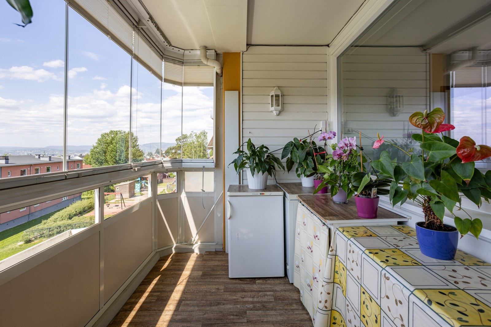 Fra stuen har du utgang til en solrik innglasset balkong på ca. 7m² mot sydvest. Galleribilde