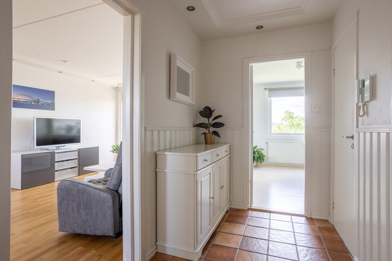 Du ønskes velkommen inn i en lys og praktisk entré med flislagt gulv og downlightskasser i himlingen. Galleribilde