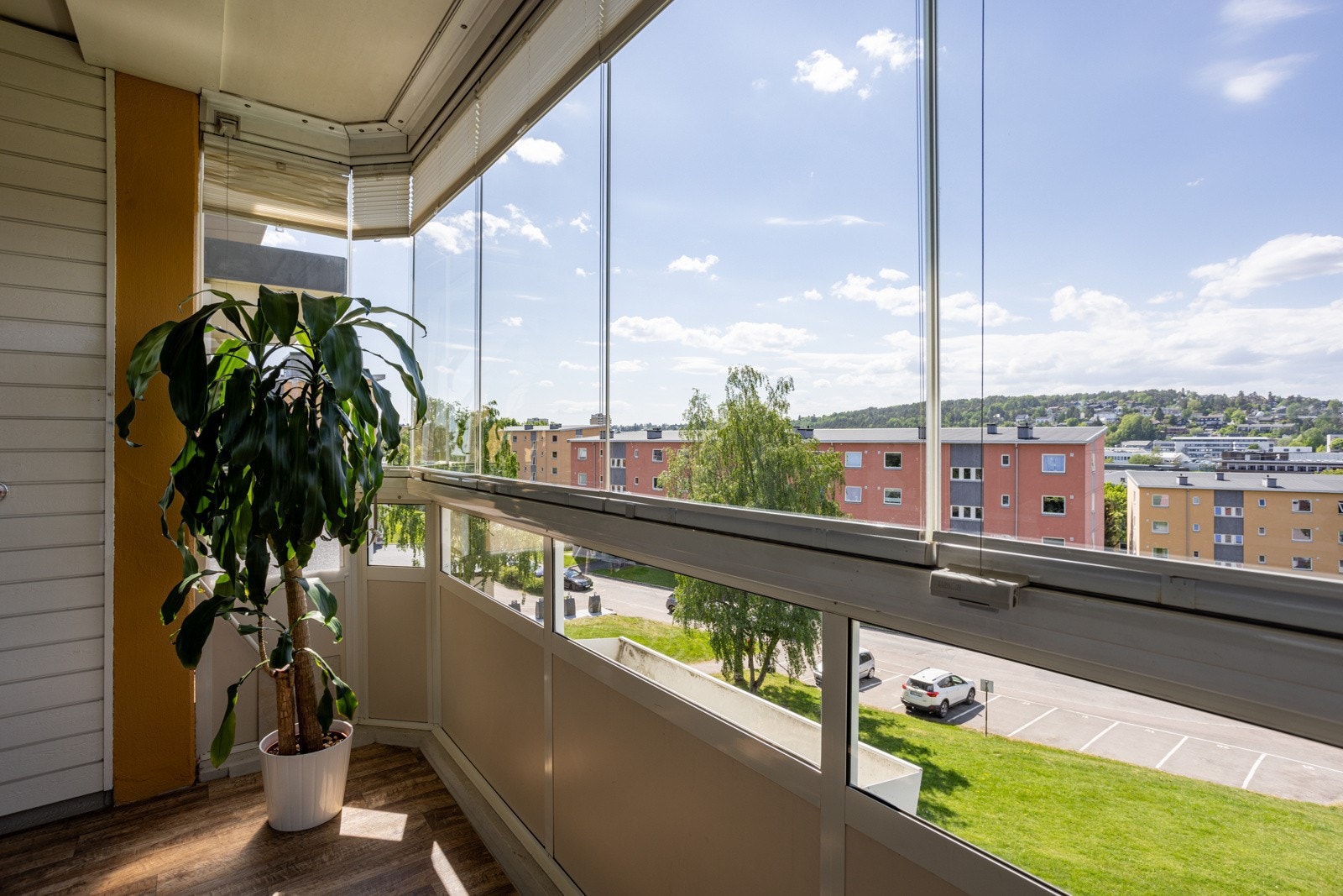 Balkongen er overbygget, har belegg på gulv og rekkverk med store glassfelt som kan åpnes. Det er montert innvendig solskjerming, utebelysning og stikkontakt. Galleribilde