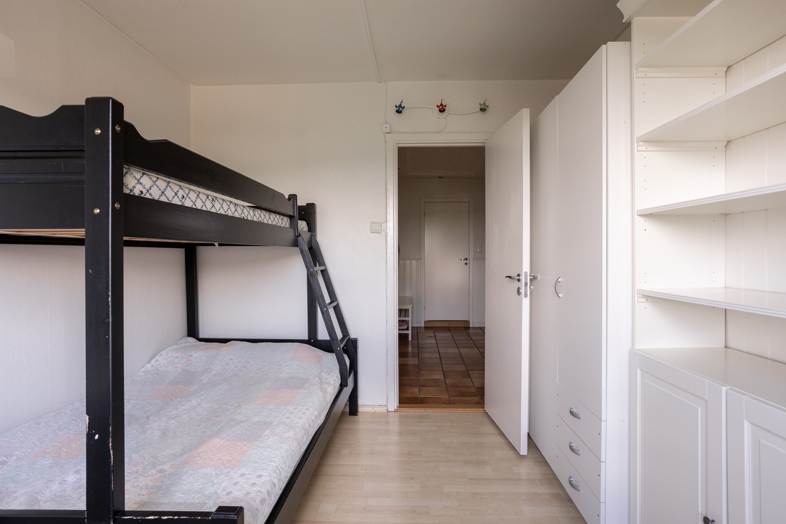 På soverommet er det plass til dobbeltseng om ønskelig. Den gode størrelsen gir også plass til en kontorpult og kommoder eller bokhyller. Oppbevaringsplass i medfølgende garderobeskap. Galleribilde