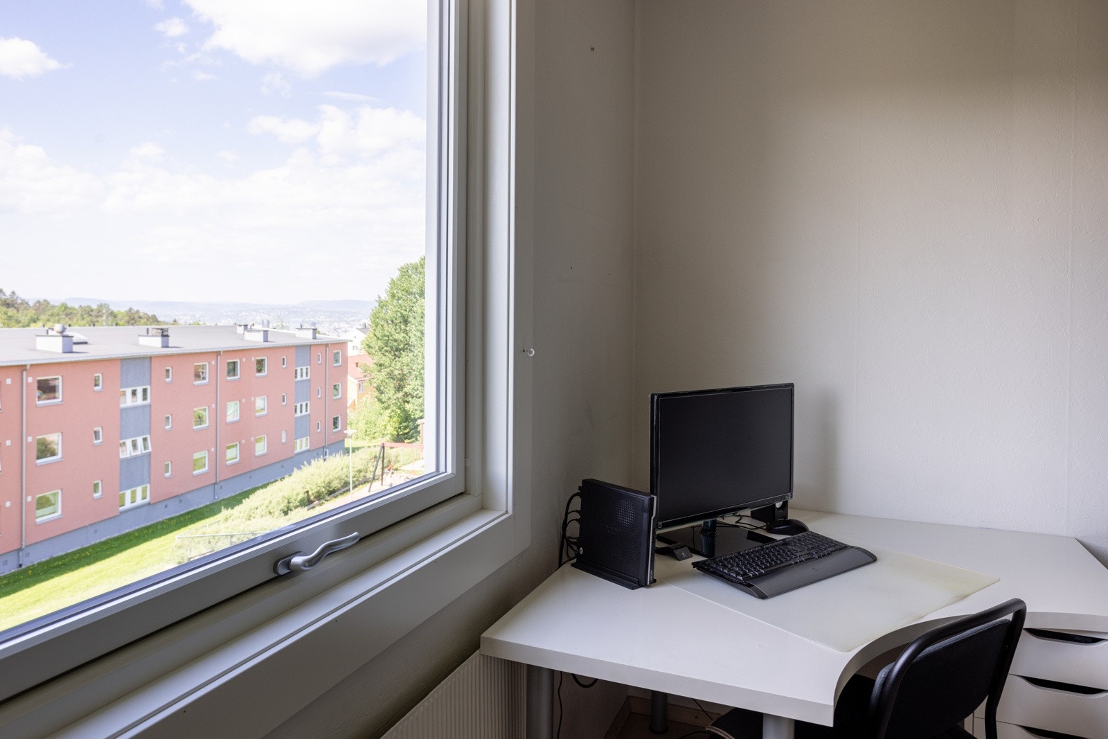 Soverommet har laminat på gulv, lysmalte overflater og stor vindusflate med fin utsikt. Galleribilde