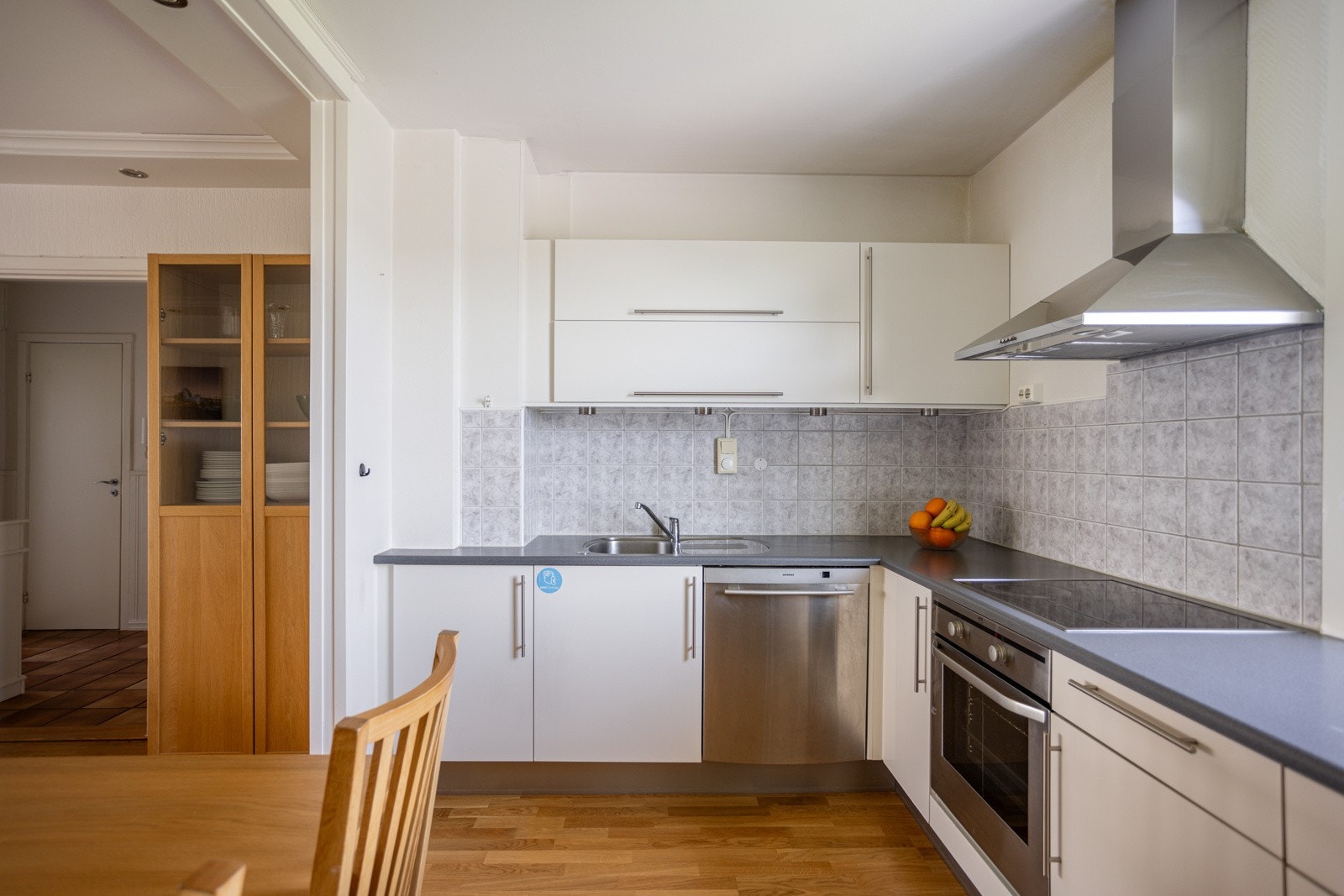 Medfølgende hvitevarer som nedfelt platetopp, vegghengt ventilator, integrerte stekeovn, oppvaskmaskin og frittstående kjøleskap med frysedel. Det er også montert lekkasjestopper under benkeskap. Galleribilde