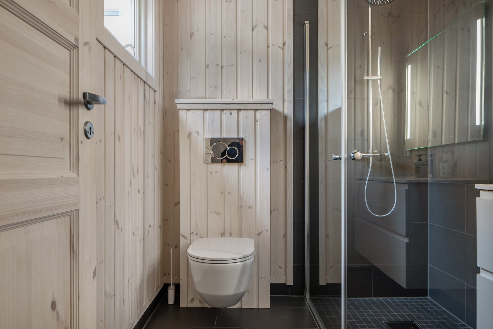 Badet er delikat, med fliser og varmekabler i gulv. Galleribilde