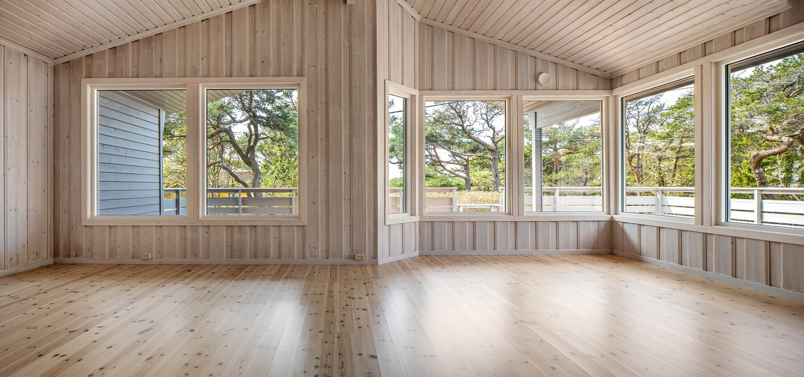 En stor, lys stue - vendt ut mot terrassen. Galleribilde