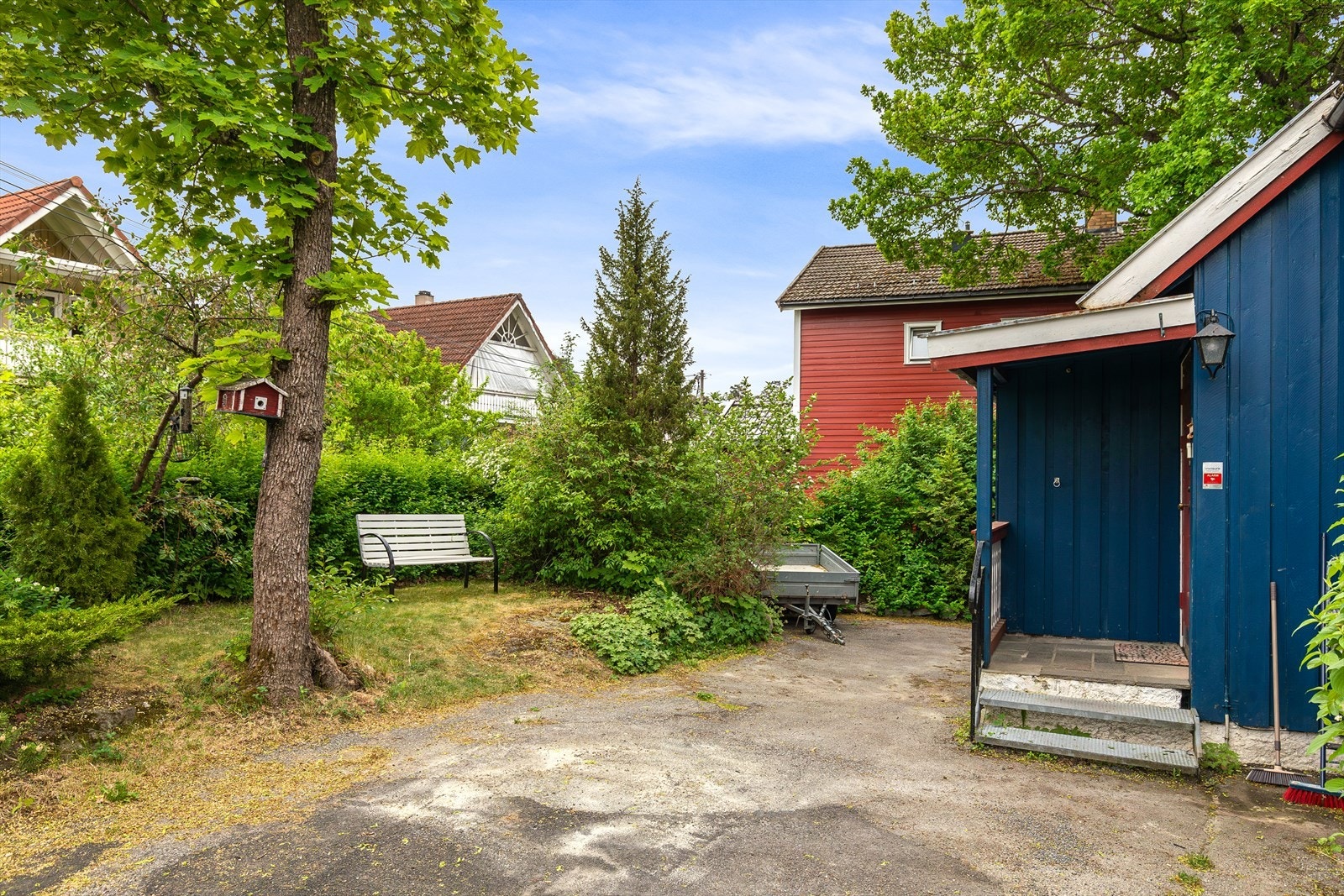 Gårdsplassen med asfalt og god plass til parkering Galleribilde