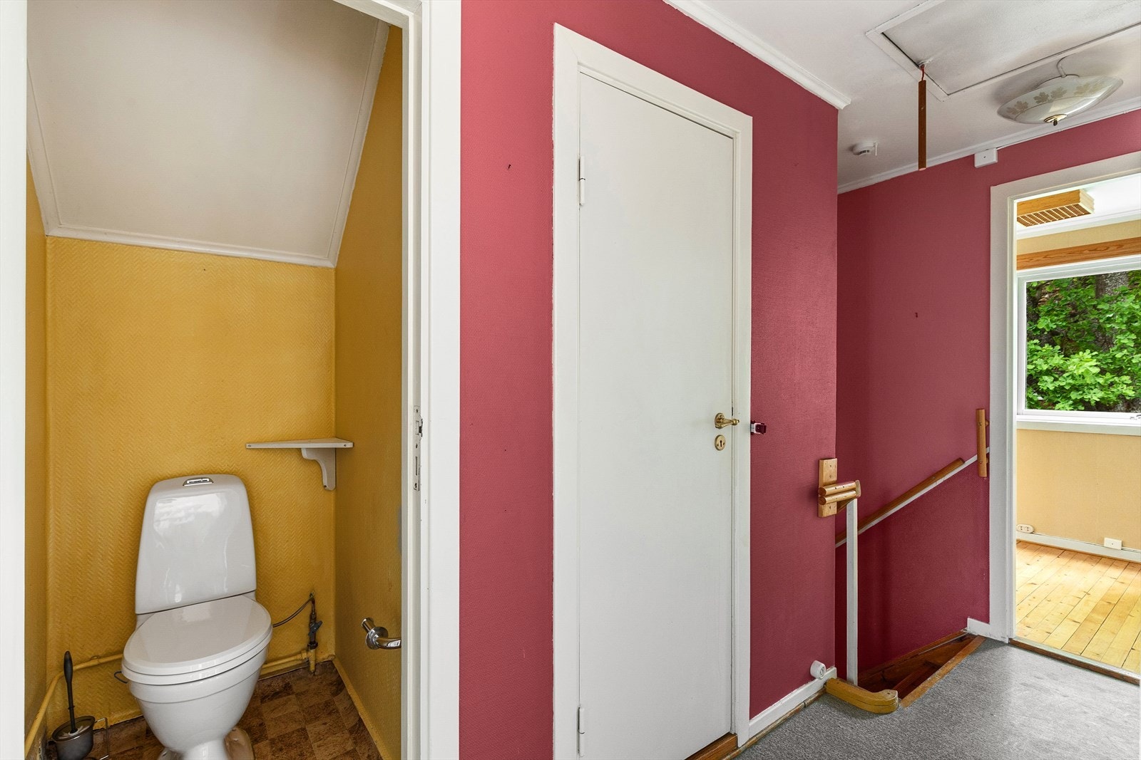 Gangareal i 2 etasje og separat WC Galleribilde