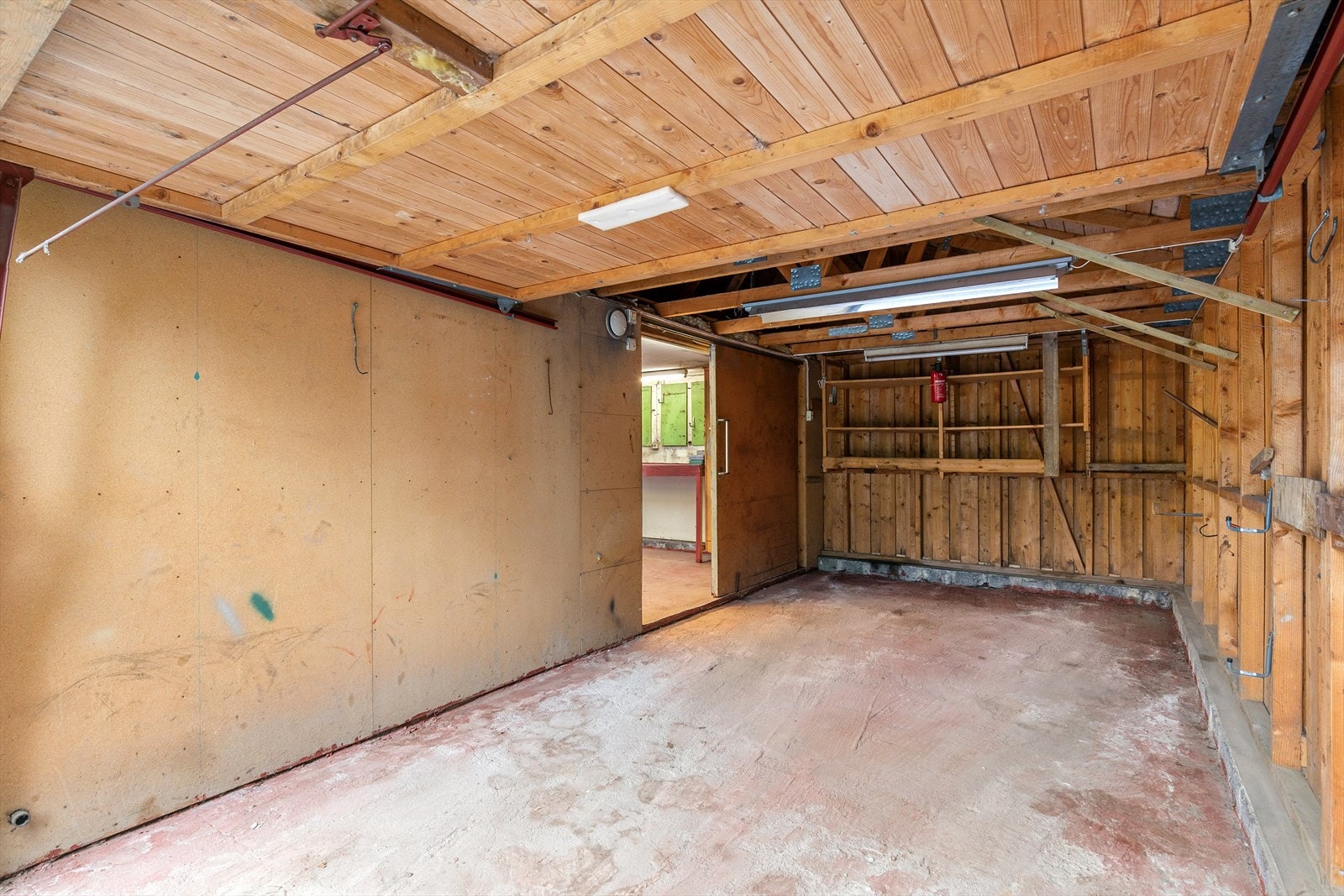 Den ene delen av garasjen - bra med lagringsplass Galleribilde