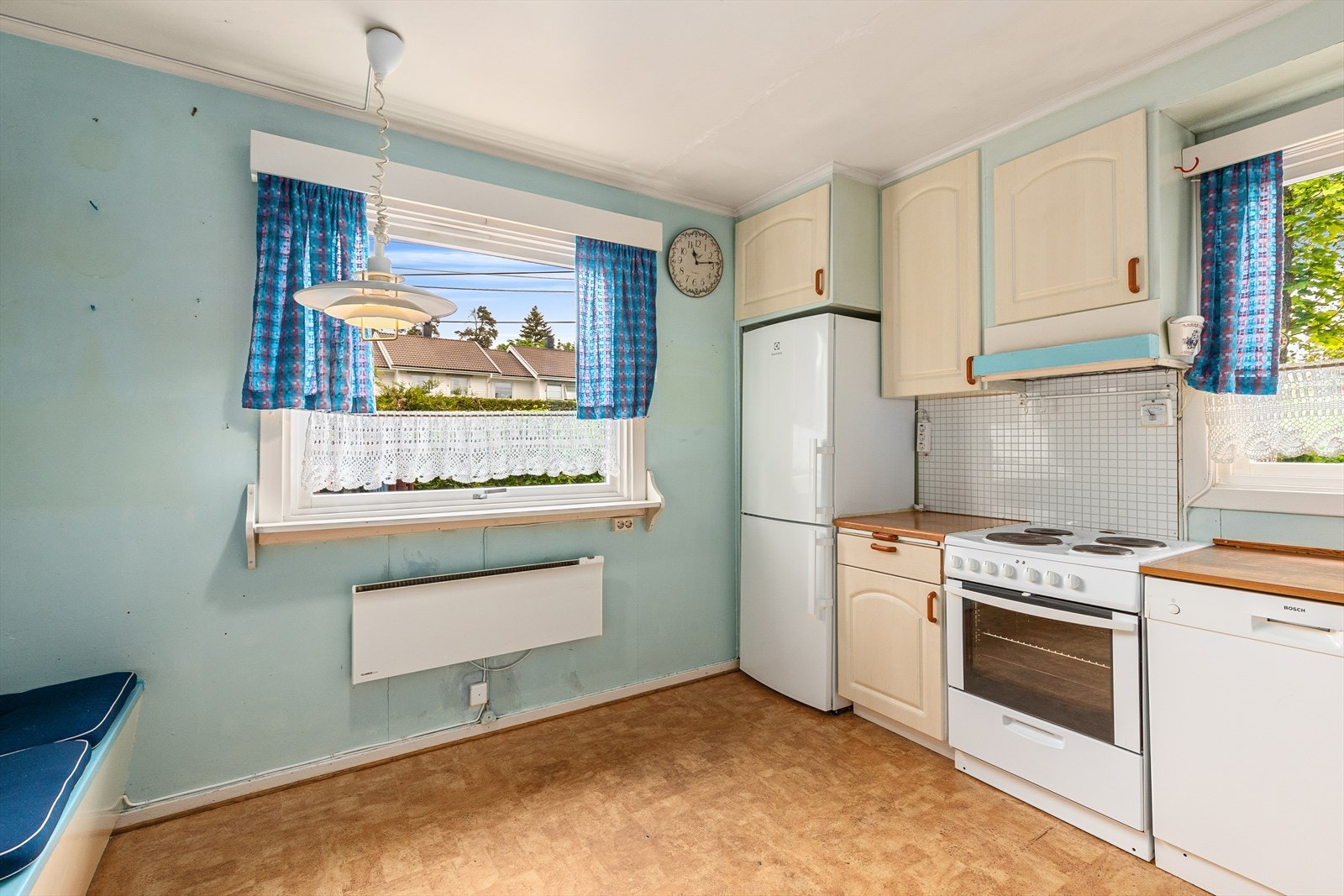 Kjøkken med god plass til kjøkkenbord Galleribilde