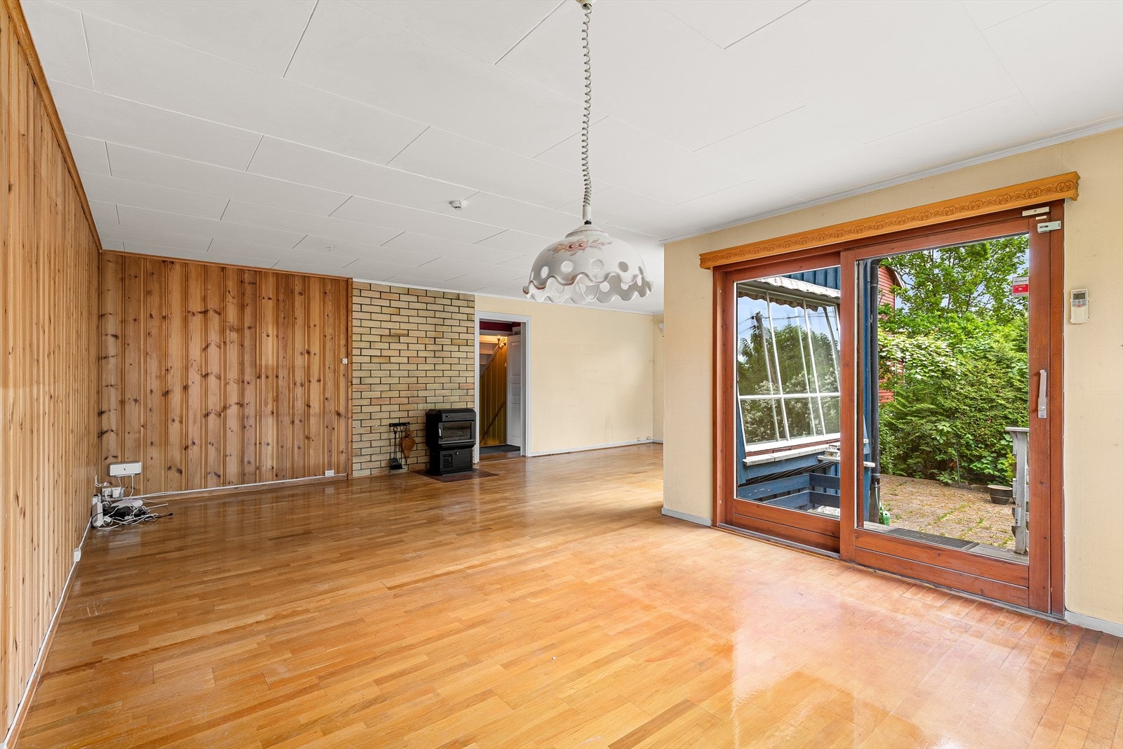 Romslig vinkelstue med store vinduer som gir en meget lys og trivelig løsning Galleribilde