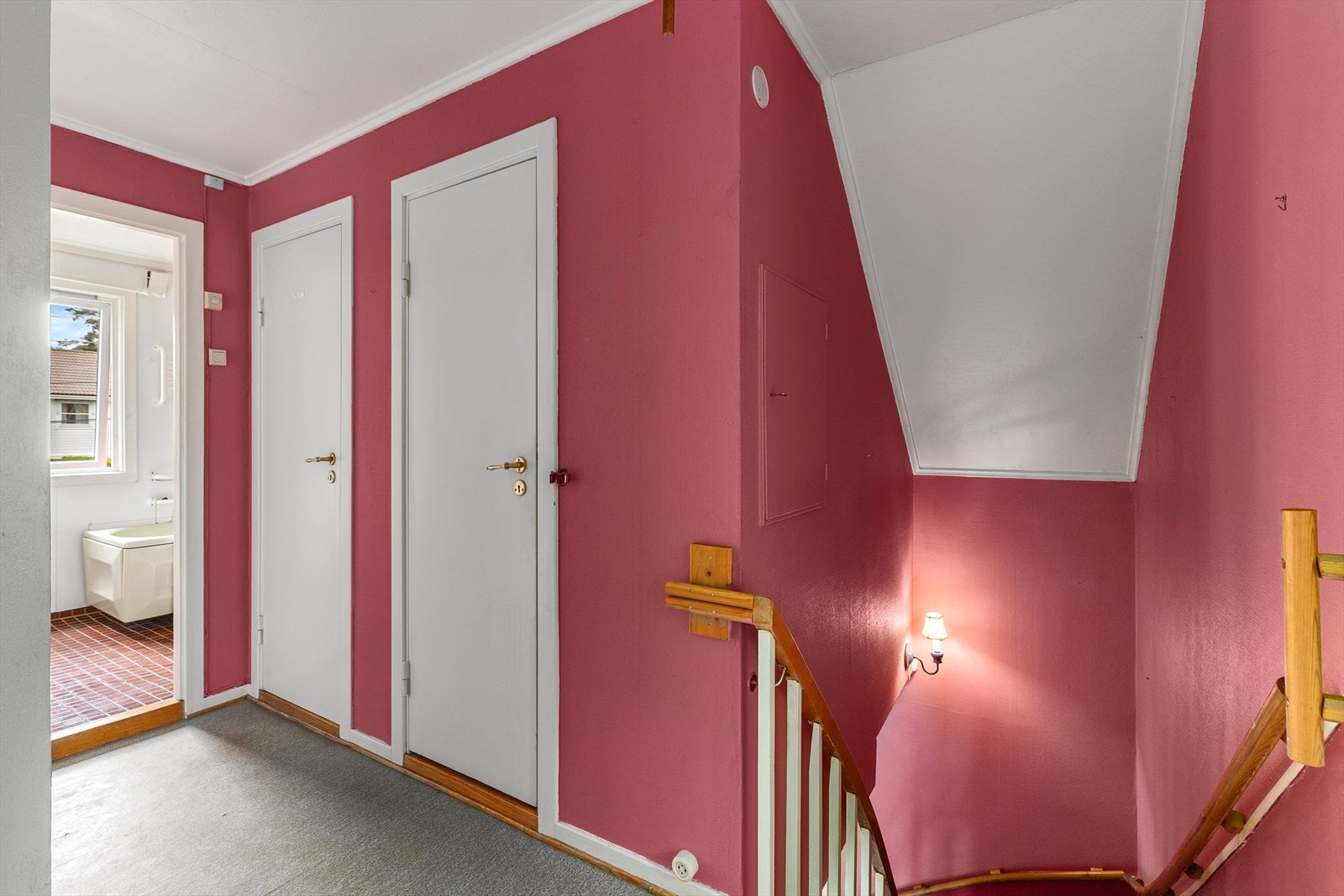 Trappeavsats og trappeløp ned til 1 etasje Galleribilde