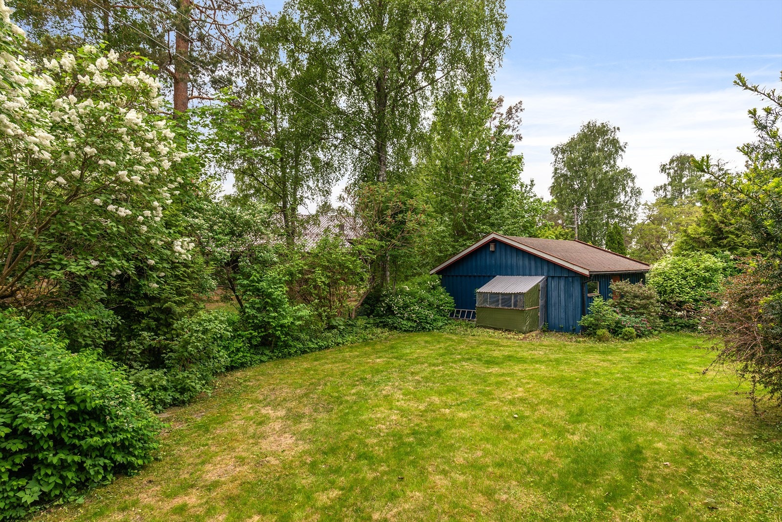 Nederst i hagen ligger dobbeltgarasjen Galleribilde