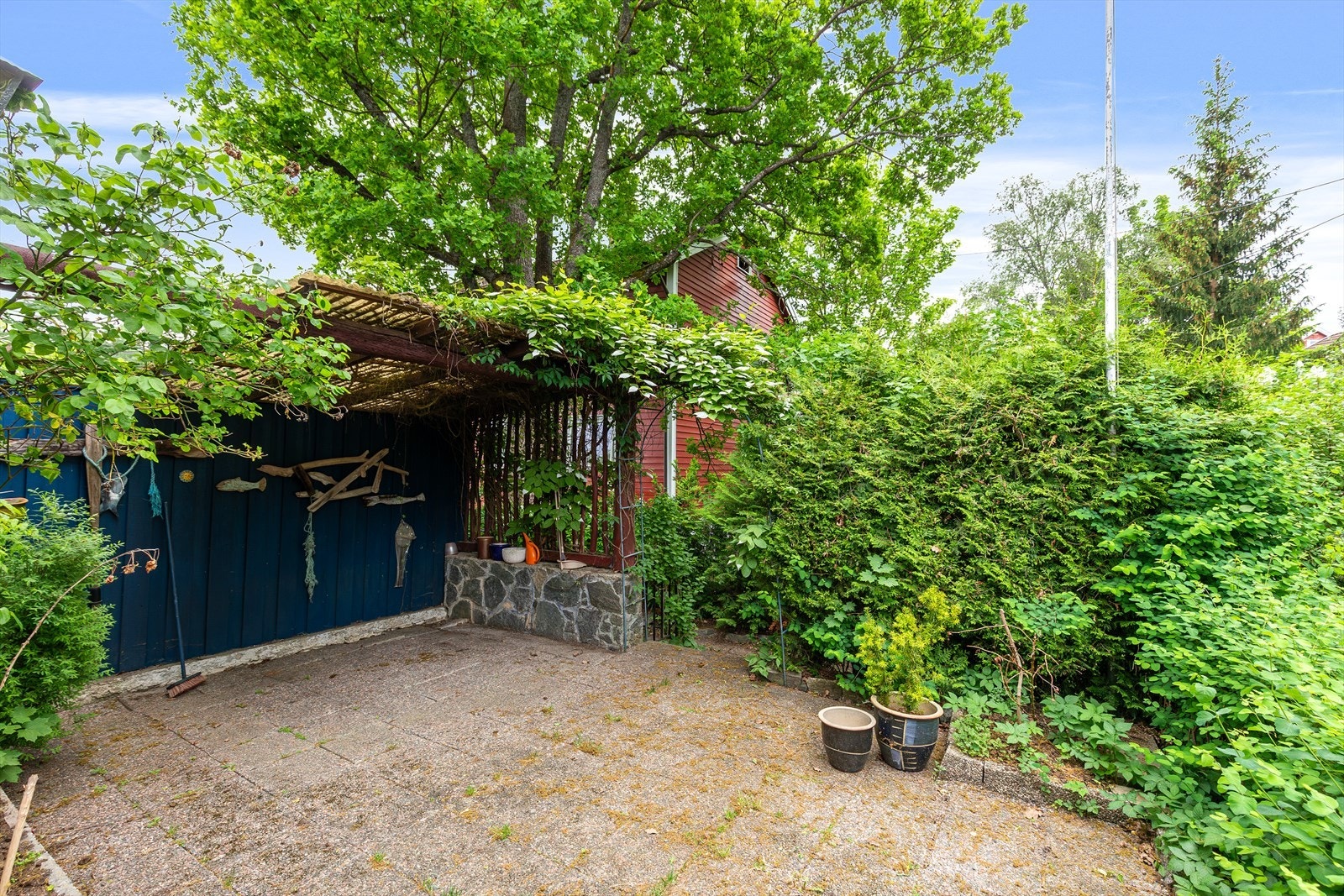 Usjenert, skjermet og solrik terrasse med utgang fra stue Galleribilde