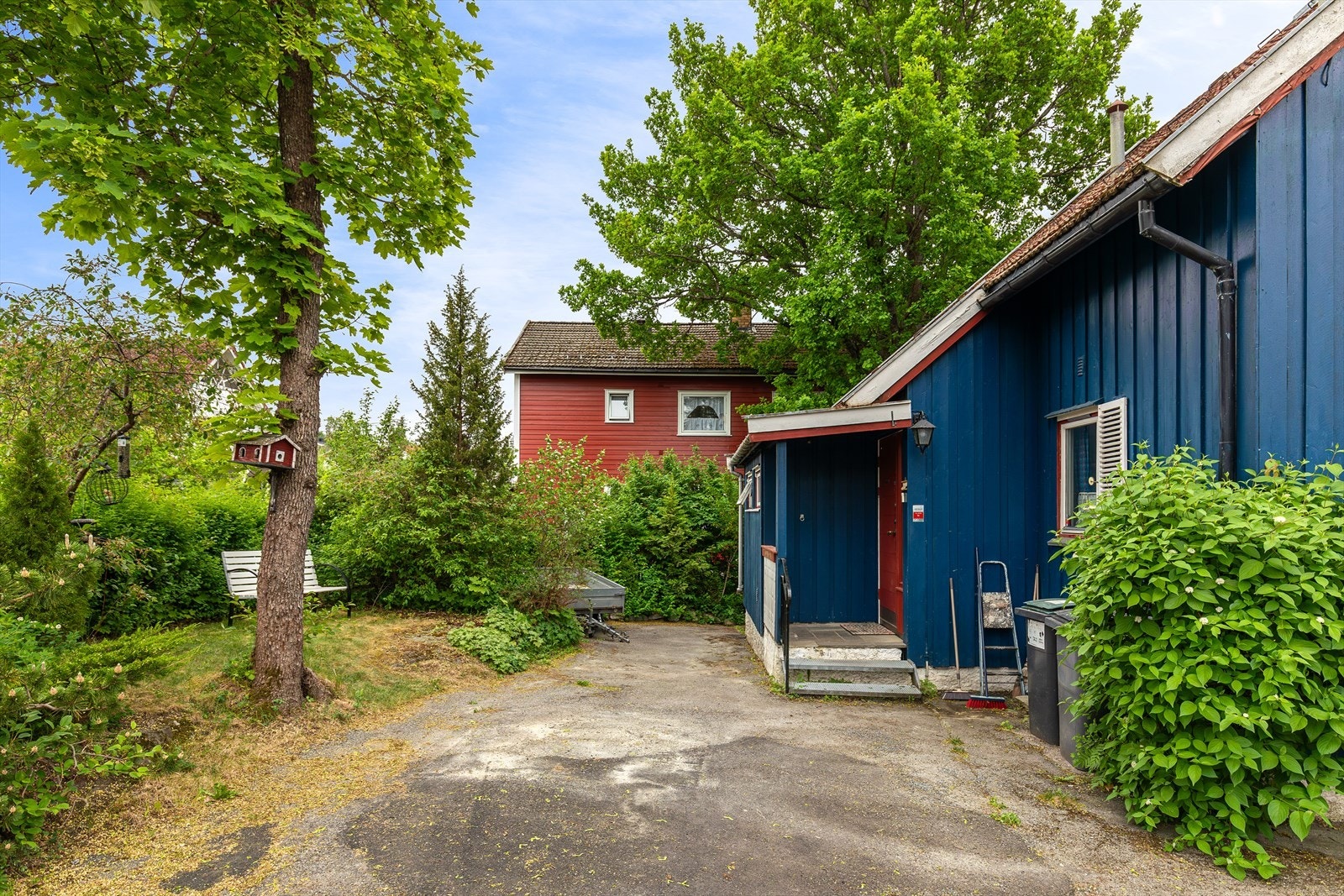 Gårdsplass og inngangsparti. Galleribilde