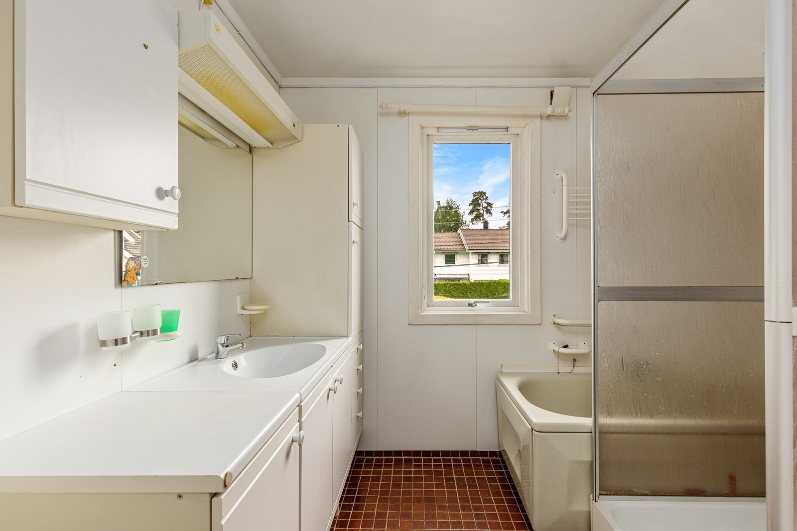 Hovedbad i 2 etasje med badekar og dusj Galleribilde