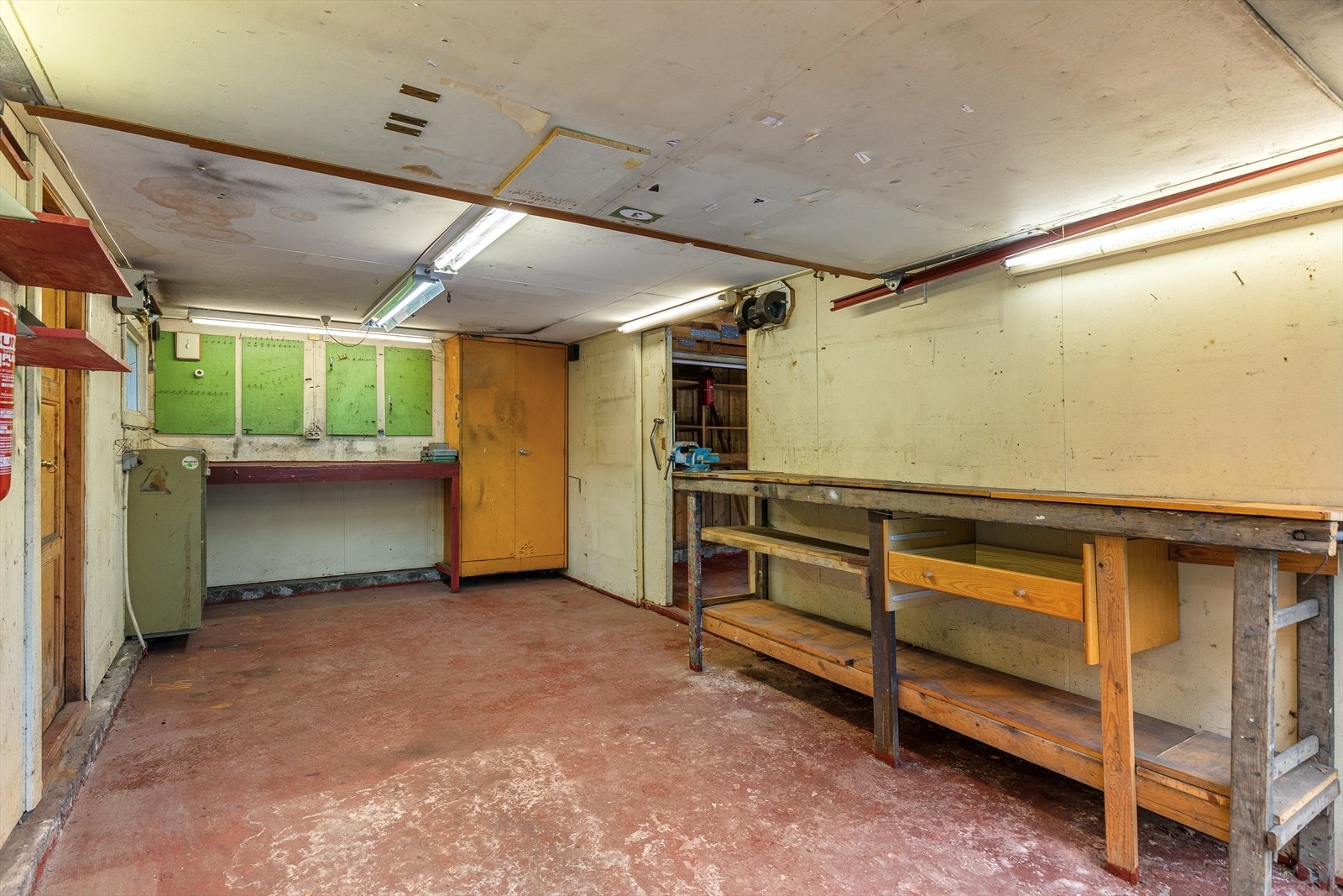 Den andre delen av garasjen med varmekabler i gulv og delvis innredet som verksted Galleribilde