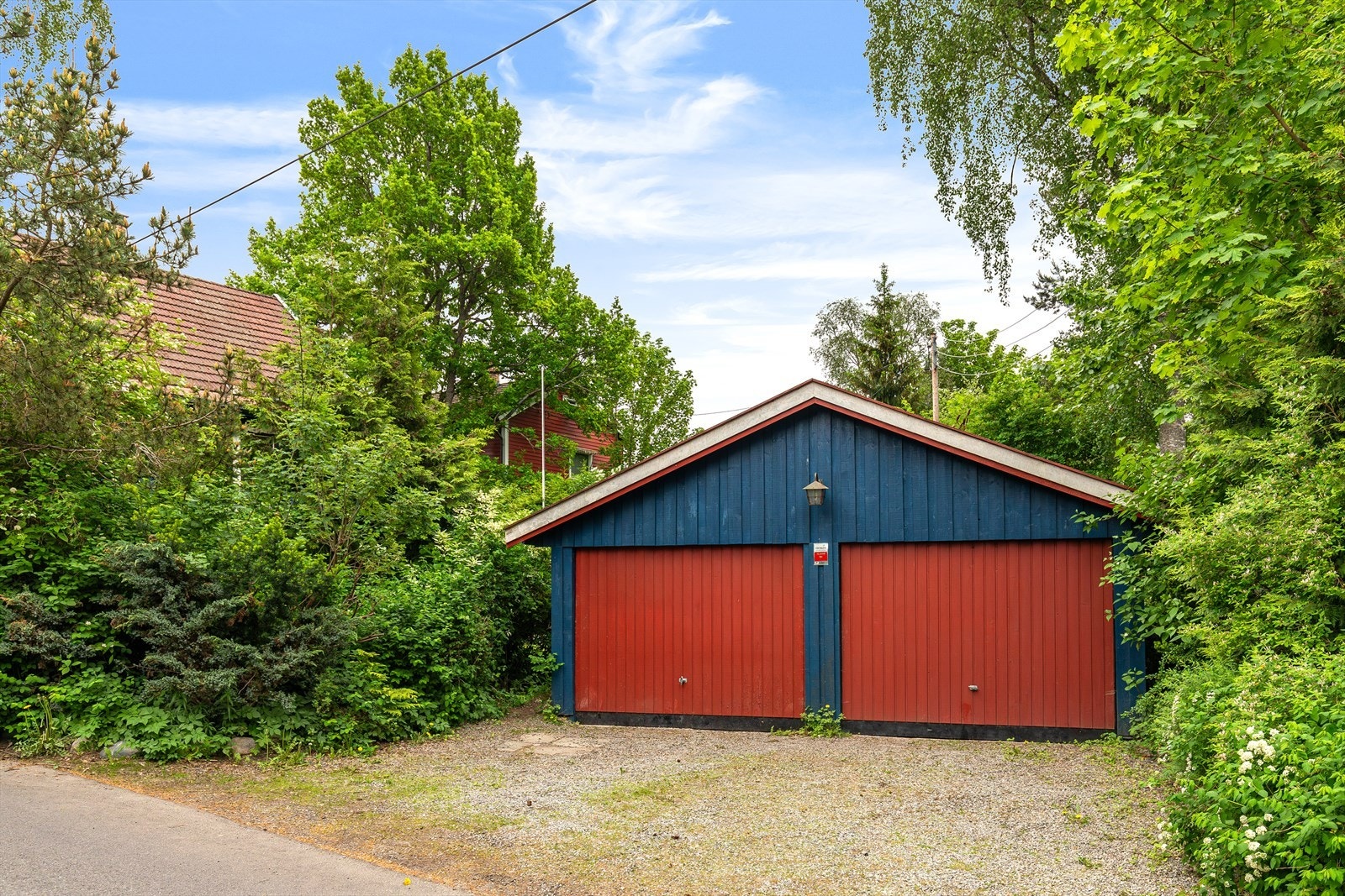 Garasjen har skillevegg hvor det er mulig å varme opp den ene delen. Det er varmekabler i gulv. Galleribilde