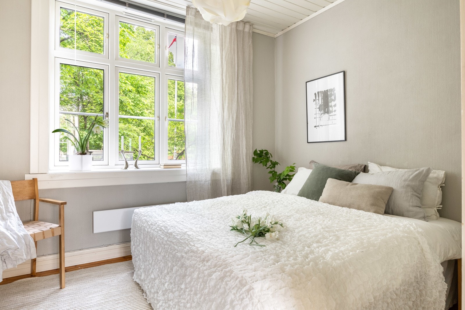 På andre siden av stuen finner vi soverommet med nymalte vegger i 2024 Galleribilde