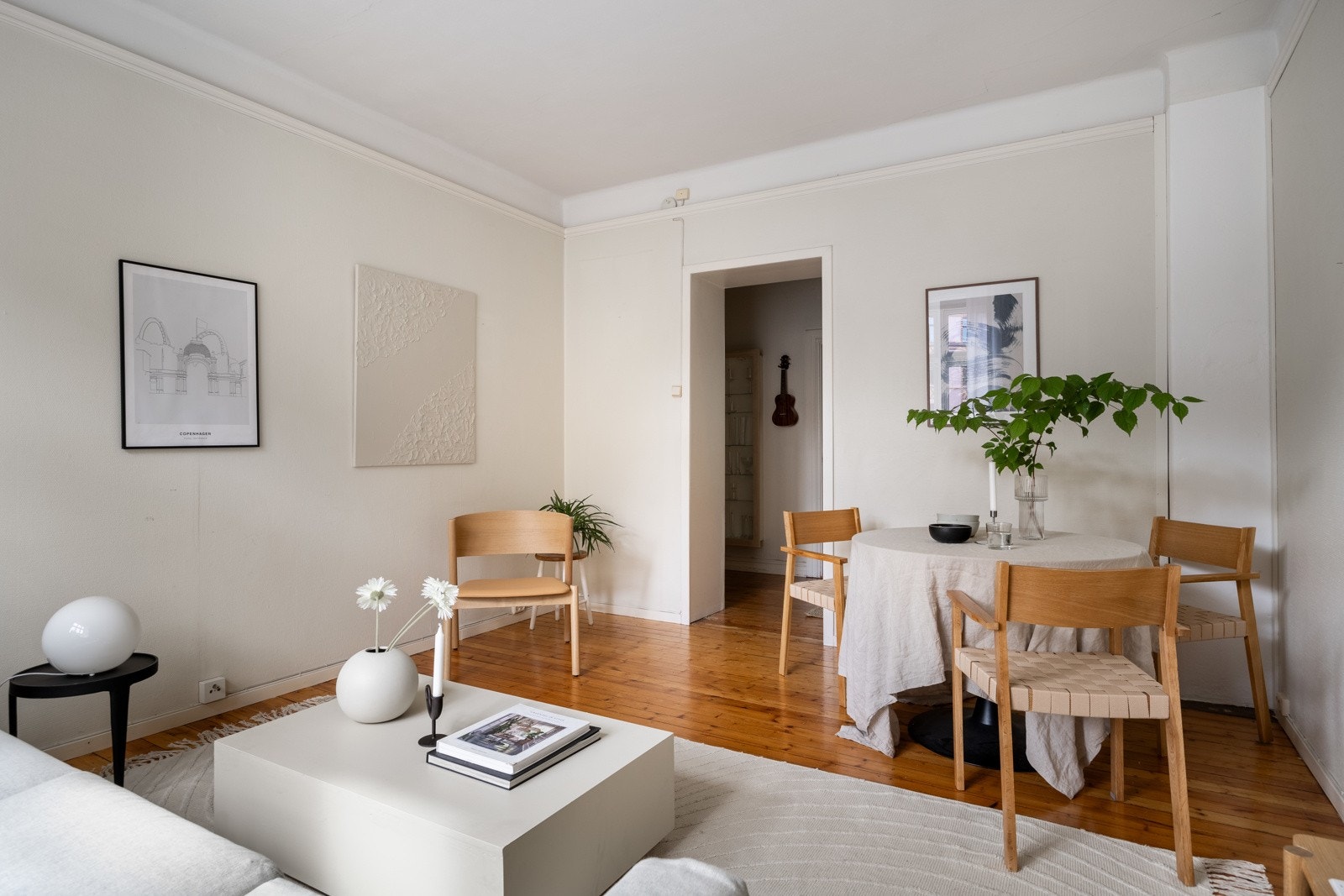 Nok av plass til å innrede med stor sofagruppe og hyggelig spisebord Galleribilde